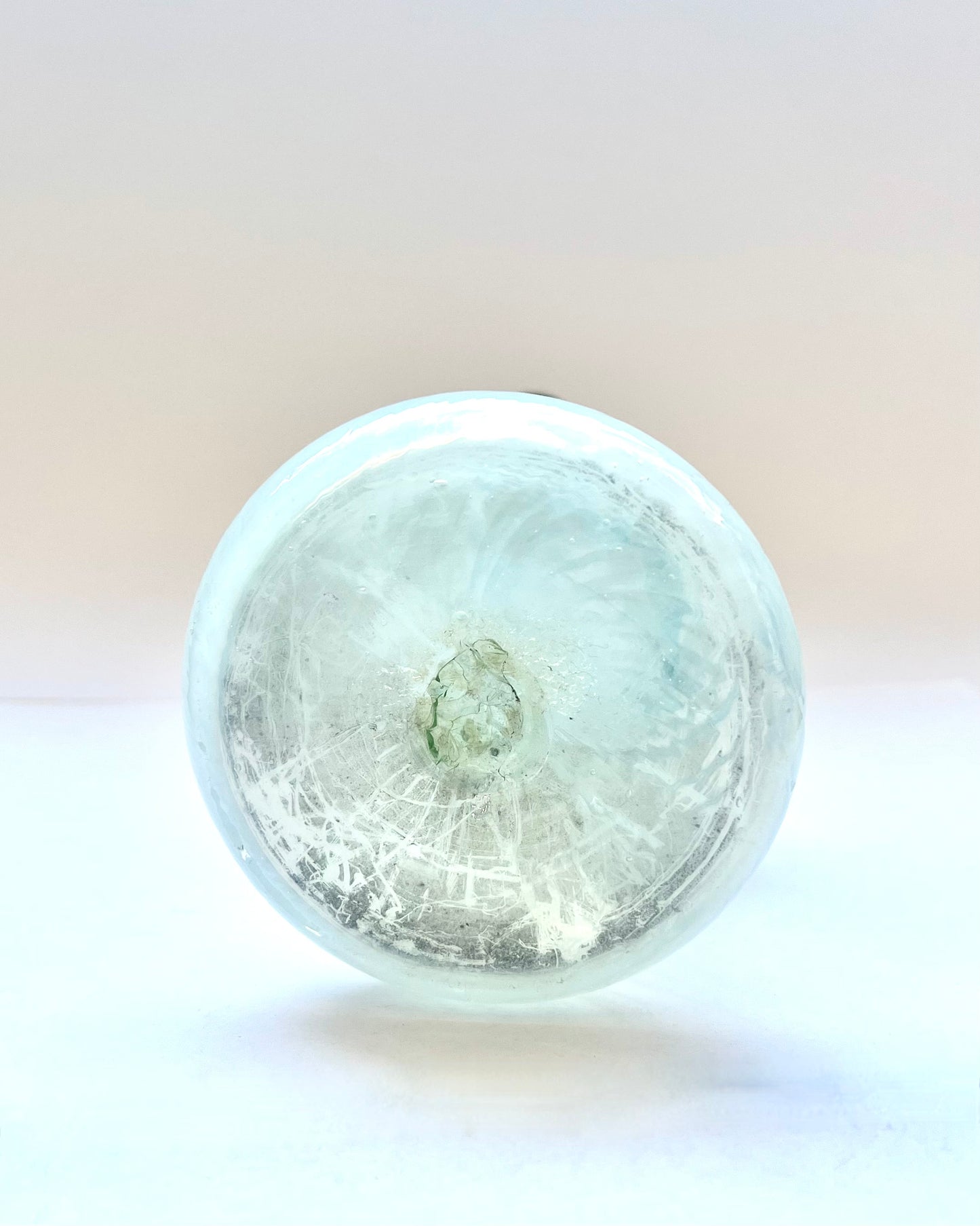 Antiguo jarrón de cristal verde y opalescente con forma de gato en el púlpito, con decoraciones florales de vidrio aplicadas, probablemente checoslovaco.