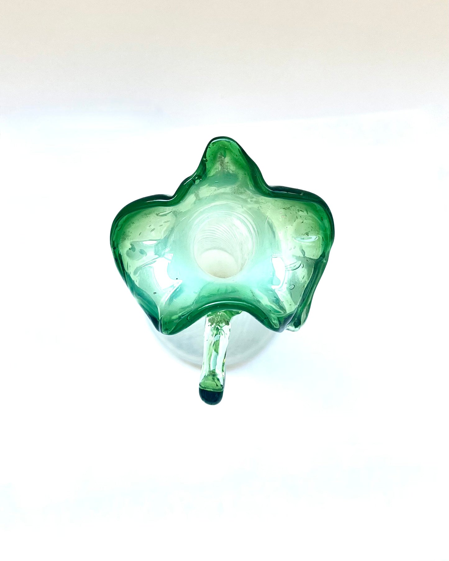 Antiguo jarrón de cristal verde y opalescente con forma de gato en el púlpito, con decoraciones florales de vidrio aplicadas, probablemente checoslovaco.