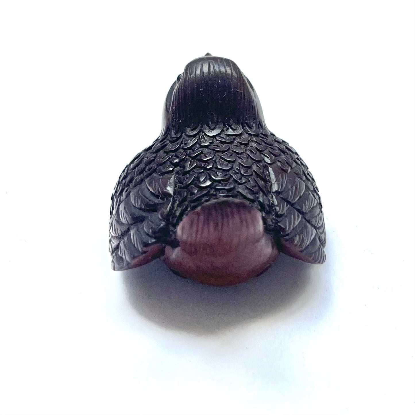 Antiguo netsuke japonés figurativo de pájaro de boj del período Meiji, firmado