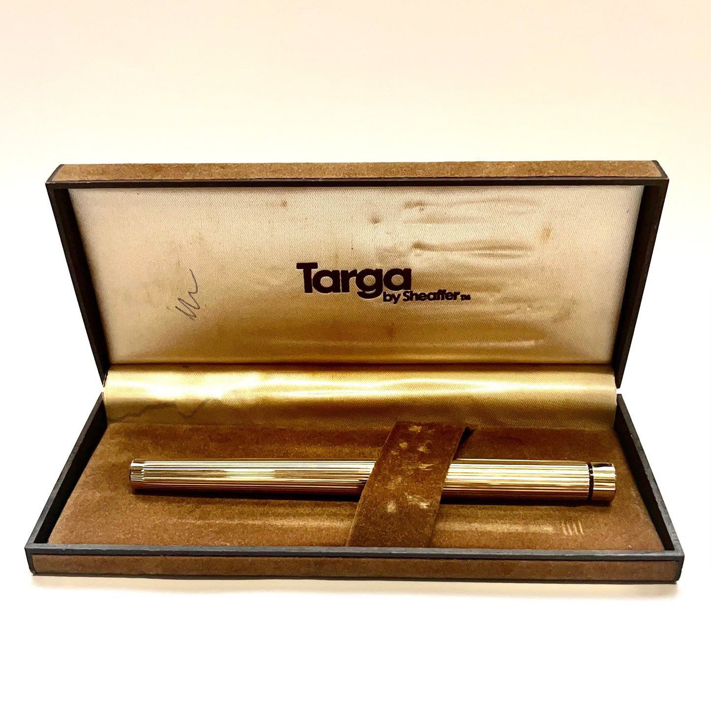 Bolígrafo Targa vintage de Sheaffer en su estuche original, codiciado modelo 1005. Cuerpo de oro galvanizado de 23 quilates, plumín de oro de 14 quilates, fabricado en EE. UU. entre 1976 y 1999.