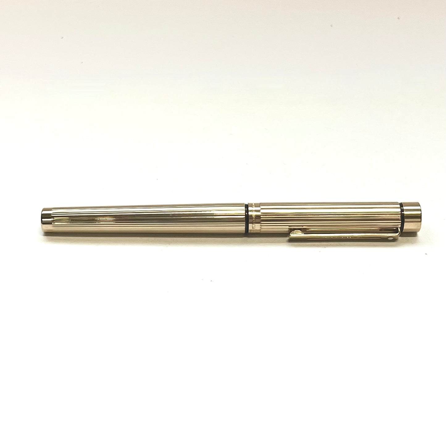 Bolígrafo Targa vintage de Sheaffer en su estuche original, codiciado modelo 1005. Cuerpo de oro galvanizado de 23 quilates, plumín de oro de 14 quilates, fabricado en EE. UU. entre 1976 y 1999.