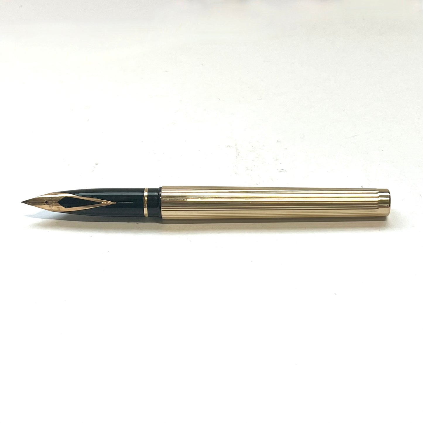 Bolígrafo Targa vintage de Sheaffer en su estuche original, codiciado modelo 1005. Cuerpo de oro galvanizado de 23 quilates, plumín de oro de 14 quilates, fabricado en EE. UU. entre 1976 y 1999.