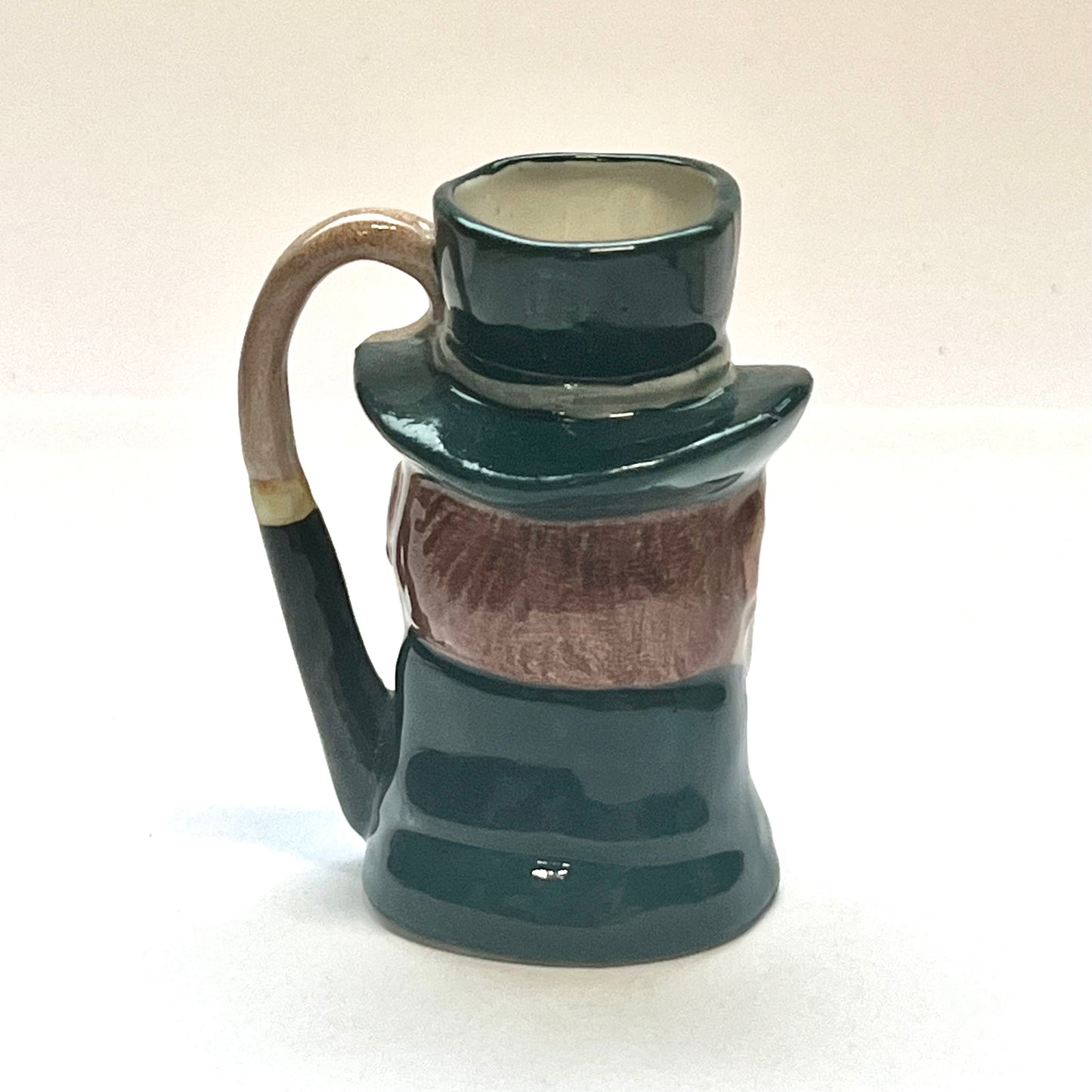 复古马车司机或马车夫托比水壶的一位戴着高顶礼帽的绅士,手拿拐杖
