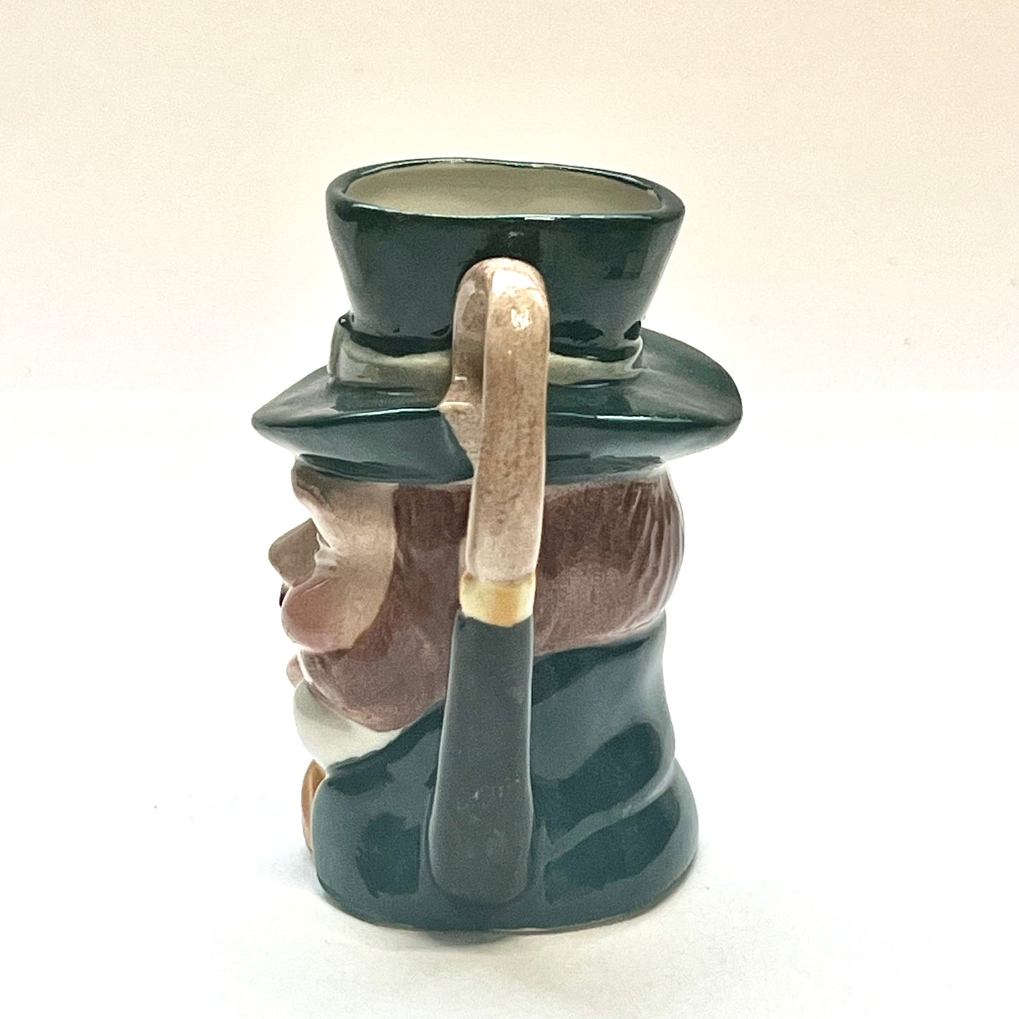 复古马车司机或马车夫托比水壶的一位戴着高顶礼帽的绅士,手拿拐杖