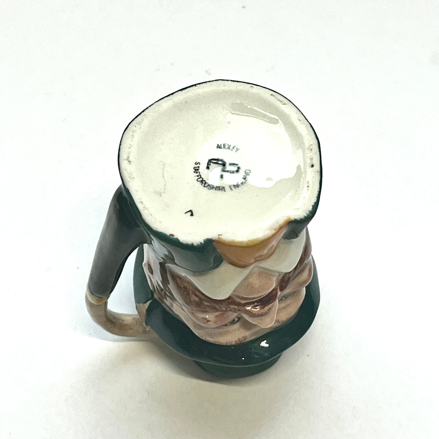 复古马车司机或马车夫托比水壶的一位戴着高顶礼帽的绅士,手拿拐杖