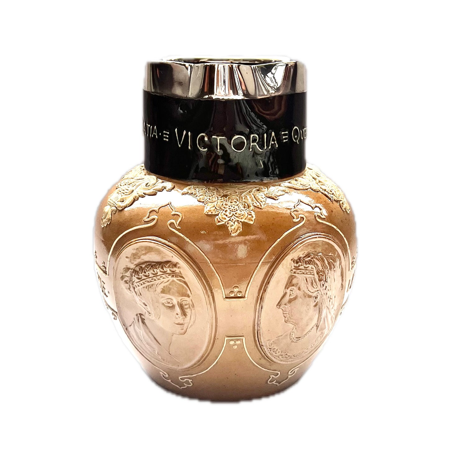 19 世纪末期的道尔顿兰贝斯 (Doulton Lambeth) 陶壶,为纪念维多利亚女王的钻禧纪念 (1837-1897) 而制,带有纯银项圈,标明产自伦敦,日期为 1898 年。