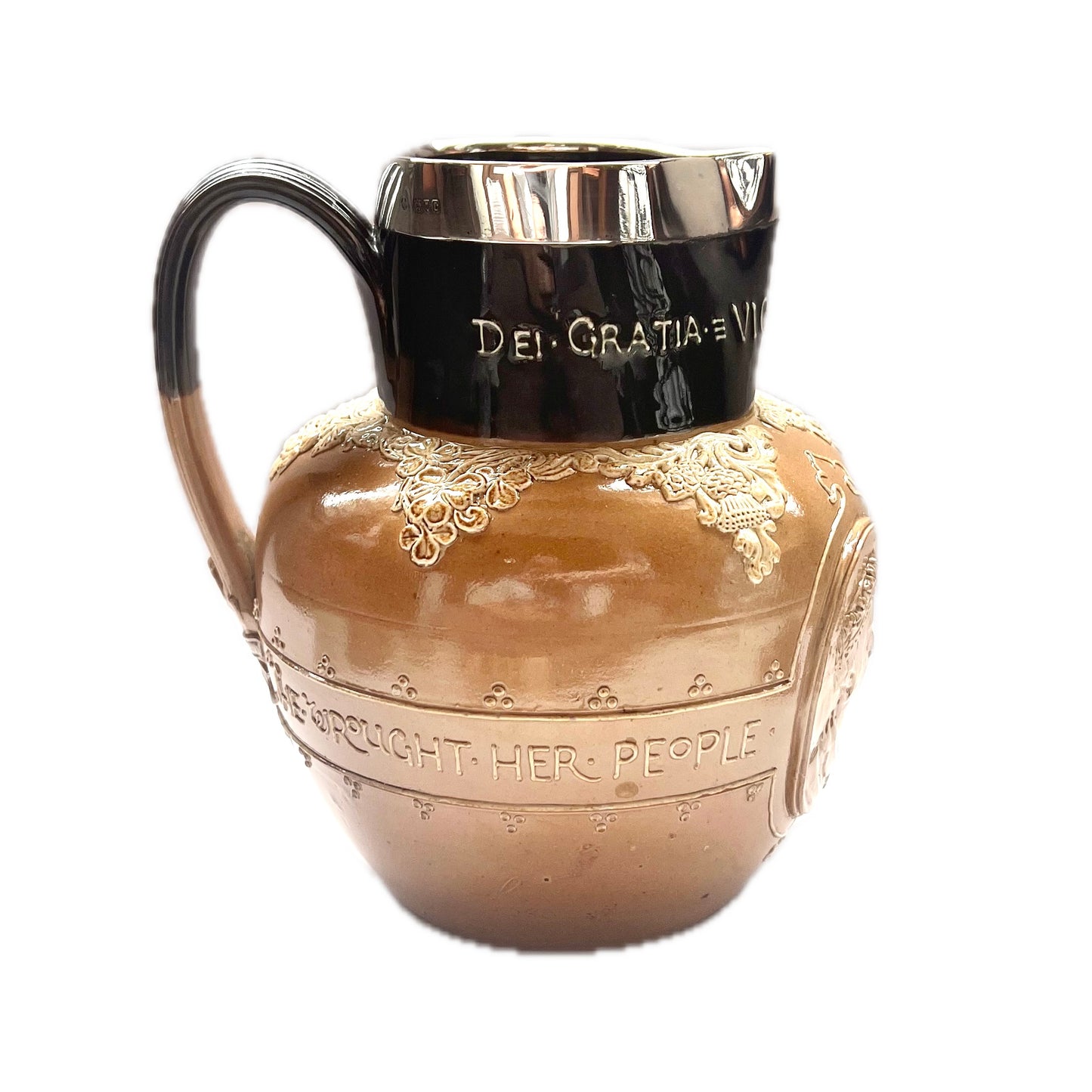 19 世纪末期的道尔顿兰贝斯 (Doulton Lambeth) 陶壶,为纪念维多利亚女王的钻禧纪念 (1837-1897) 而制,带有纯银项圈,标明产自伦敦,日期为 1898 年。