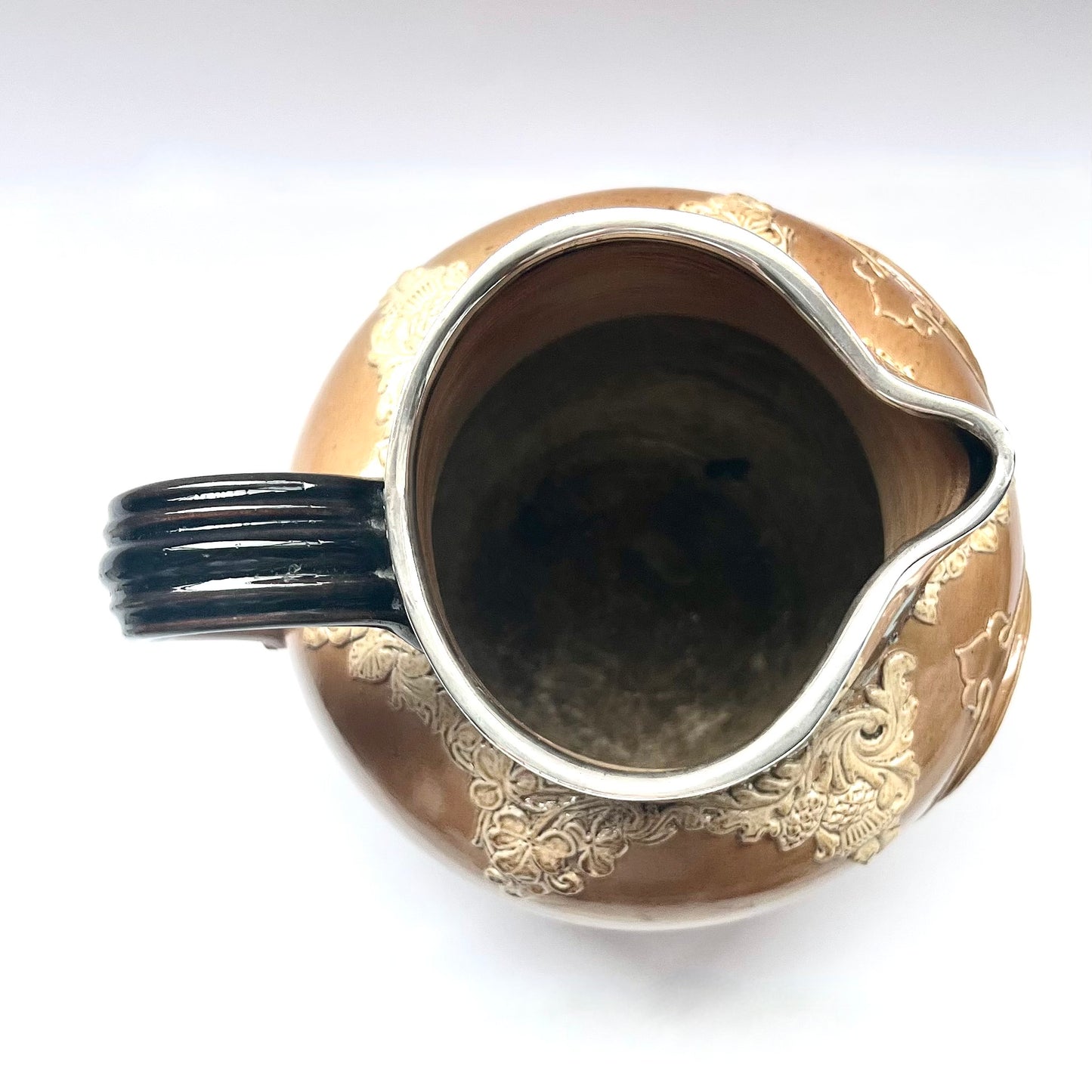 19 世纪末期的道尔顿兰贝斯 (Doulton Lambeth) 陶壶,为纪念维多利亚女王的钻禧纪念 (1837-1897) 而制,带有纯银项圈,标明产自伦敦,日期为 1898 年。