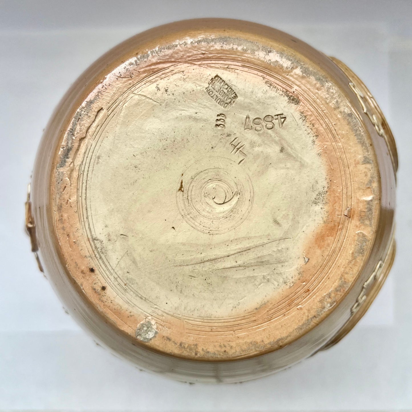 19 世纪末期的道尔顿兰贝斯 (Doulton Lambeth) 陶壶,为纪念维多利亚女王的钻禧纪念 (1837-1897) 而制,带有纯银项圈,标明产自伦敦,日期为 1898 年。