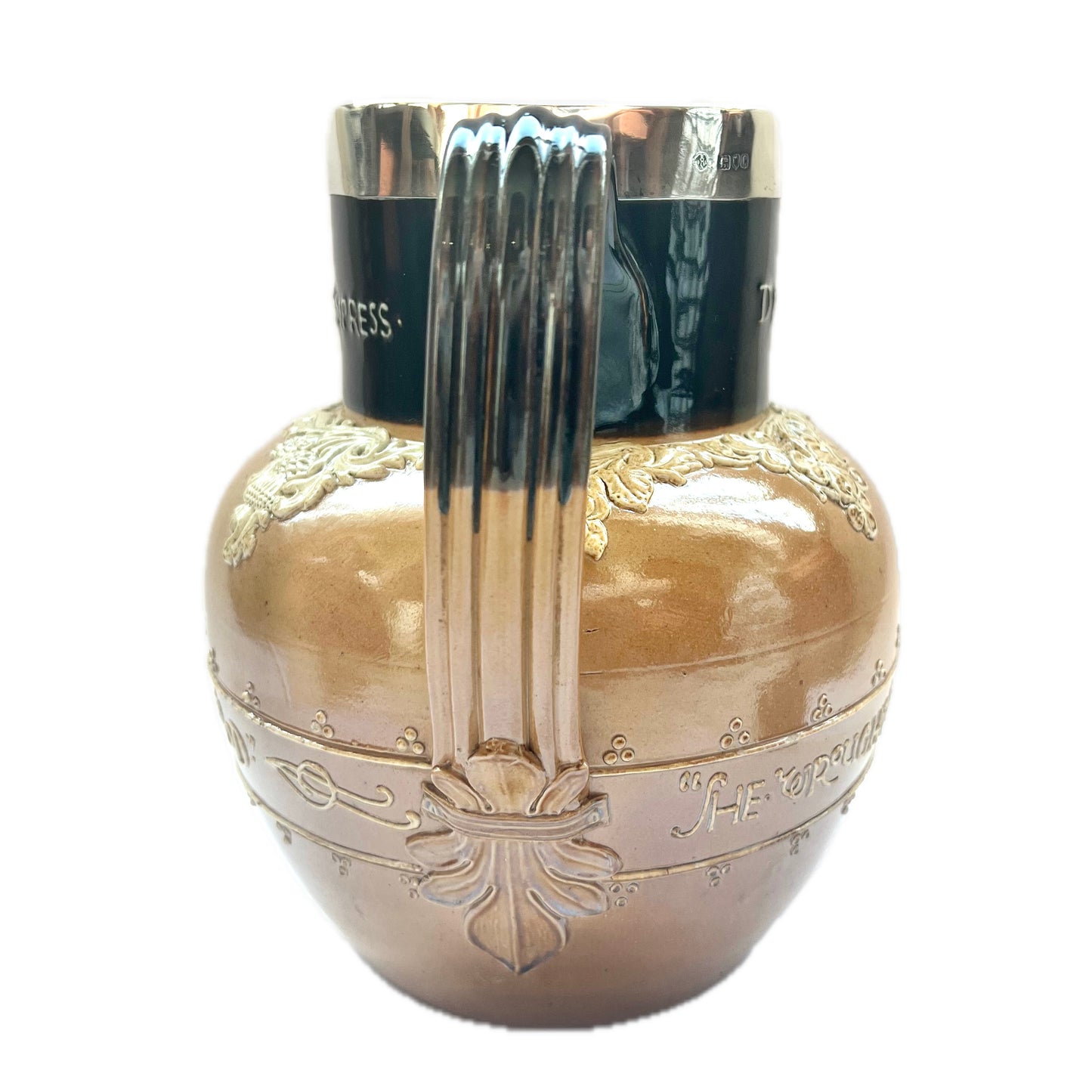 19 世纪末期的道尔顿兰贝斯 (Doulton Lambeth) 陶壶,为纪念维多利亚女王的钻禧纪念 (1837-1897) 而制,带有纯银项圈,标明产自伦敦,日期为 1898 年。