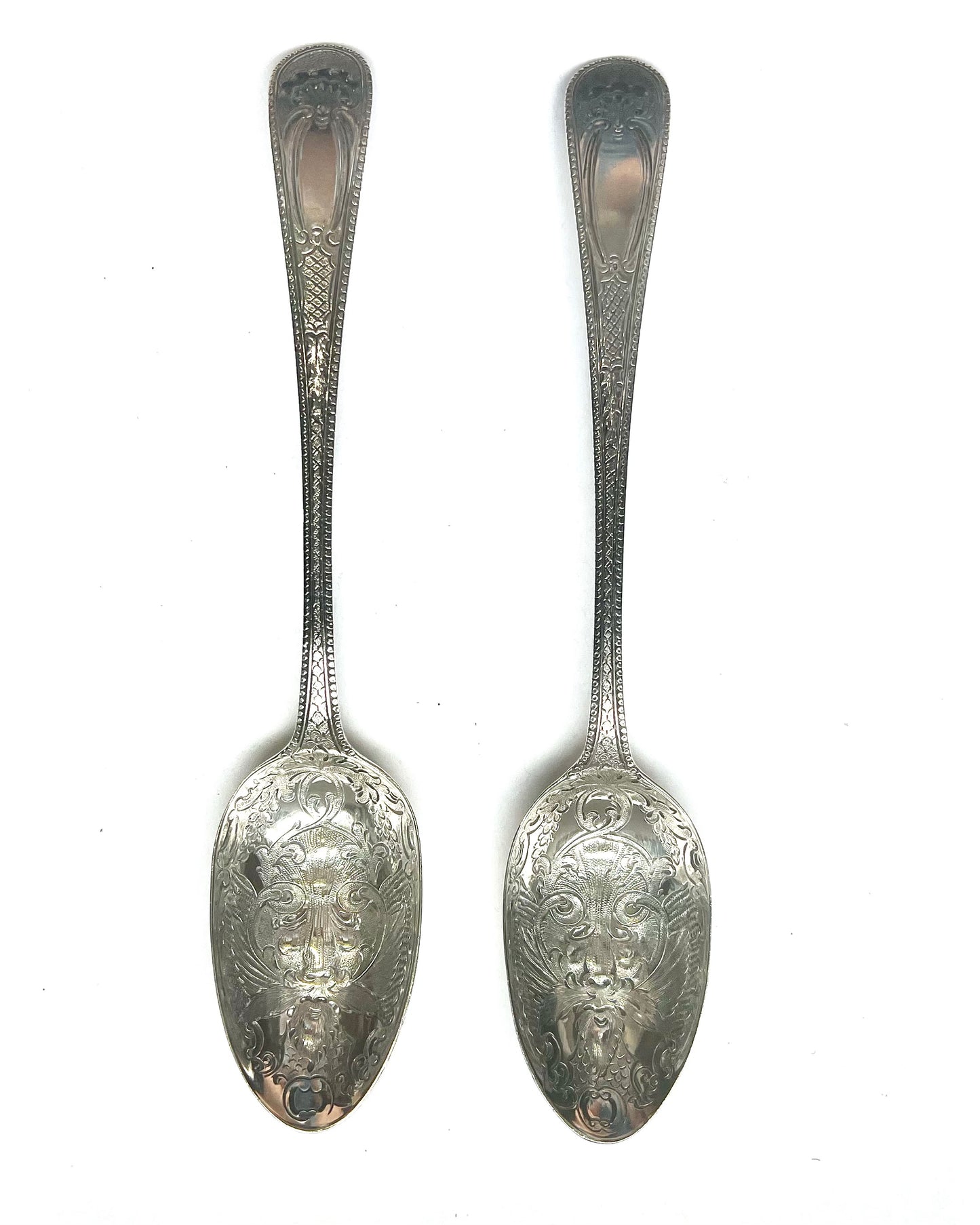 Par de cucharas georgianas de plata de ley "Green Man", marcas de Thomas Tookey, Londres, 1777