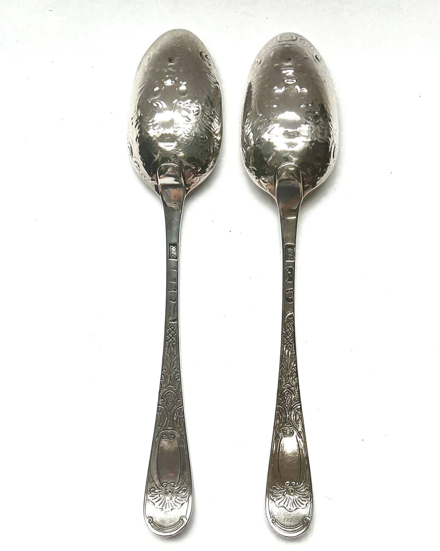 Par de cucharas georgianas de plata de ley "Green Man", marcas de Thomas Tookey, Londres, 1777