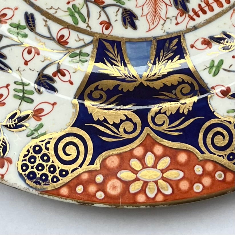 可爱而罕见的 19 世纪早期德比皇后图案伊万里盘,约 1820 年代,镀金丰富