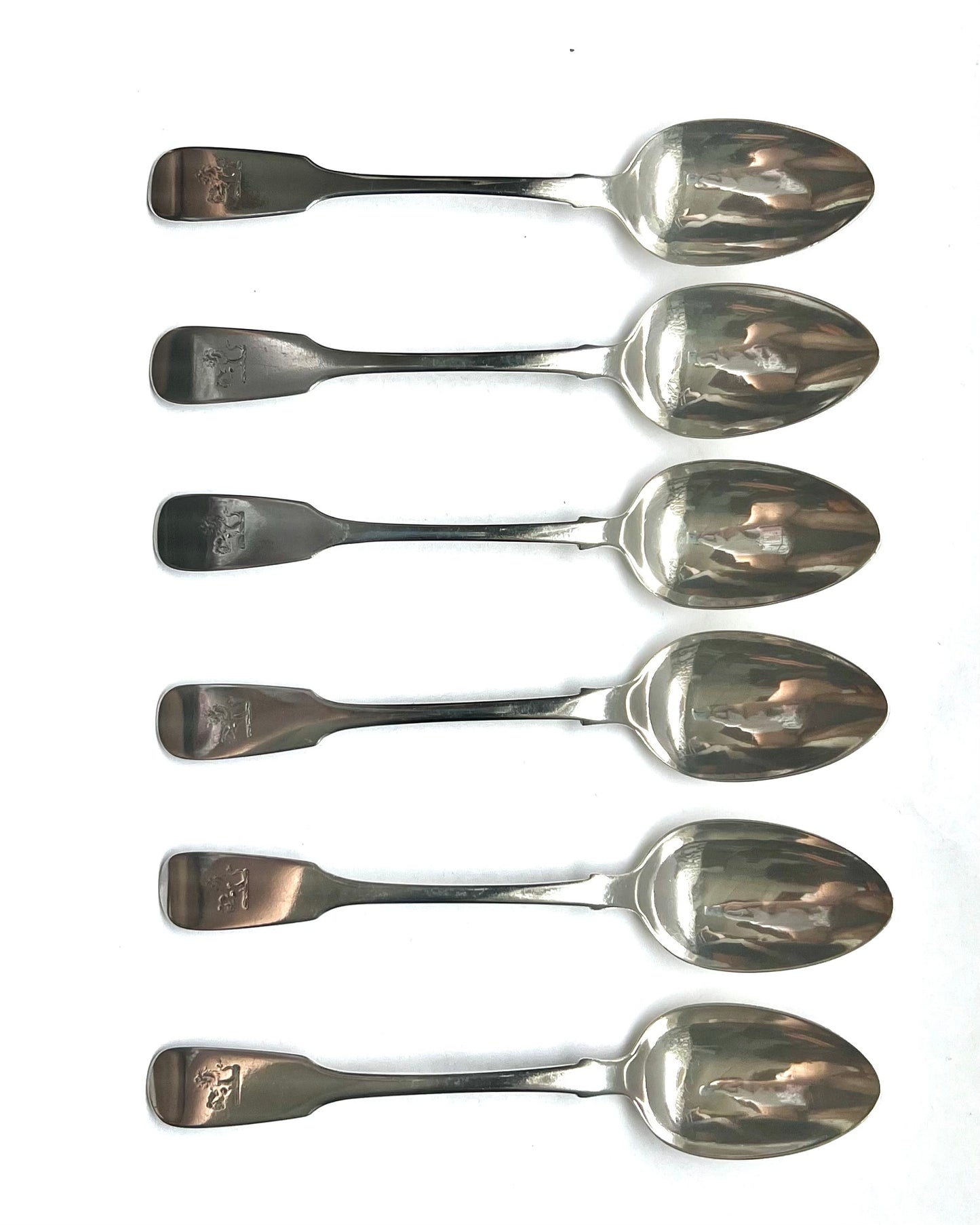 Juego de 6 cucharas de té de plata esterlina irlandesas de Guillermo IV a la época victoriana, con marcas de varios plateros de Dublín de 1830 a 1845.