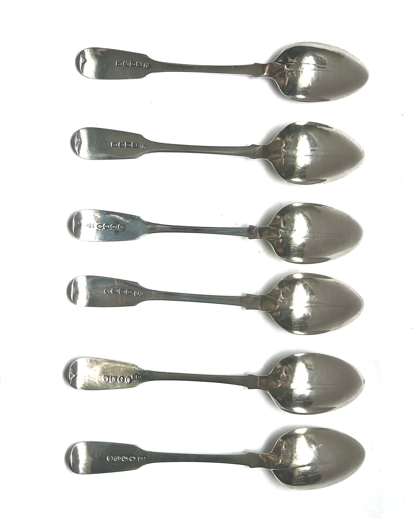 Juego de 6 cucharas de té de plata esterlina irlandesas de Guillermo IV a la época victoriana, con marcas de varios plateros de Dublín de 1830 a 1845.