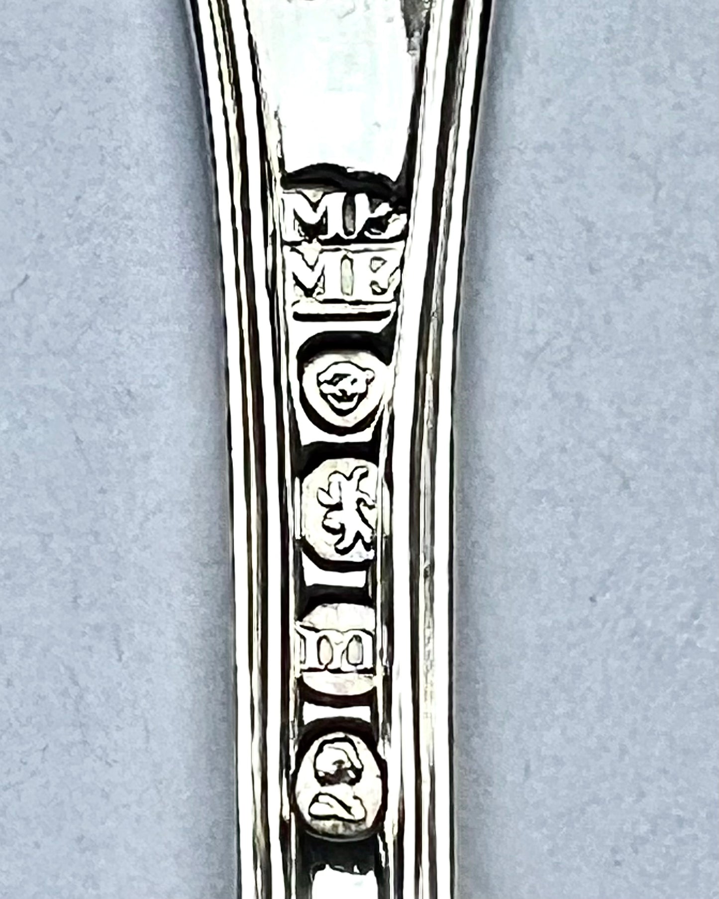古董 19 世纪纯银乔治四世糖筛勺,带有伦敦标记,1827 年,莫里斯和迈克尔·伊曼纽尔 (Morris & Michael Emanuel) 制造。