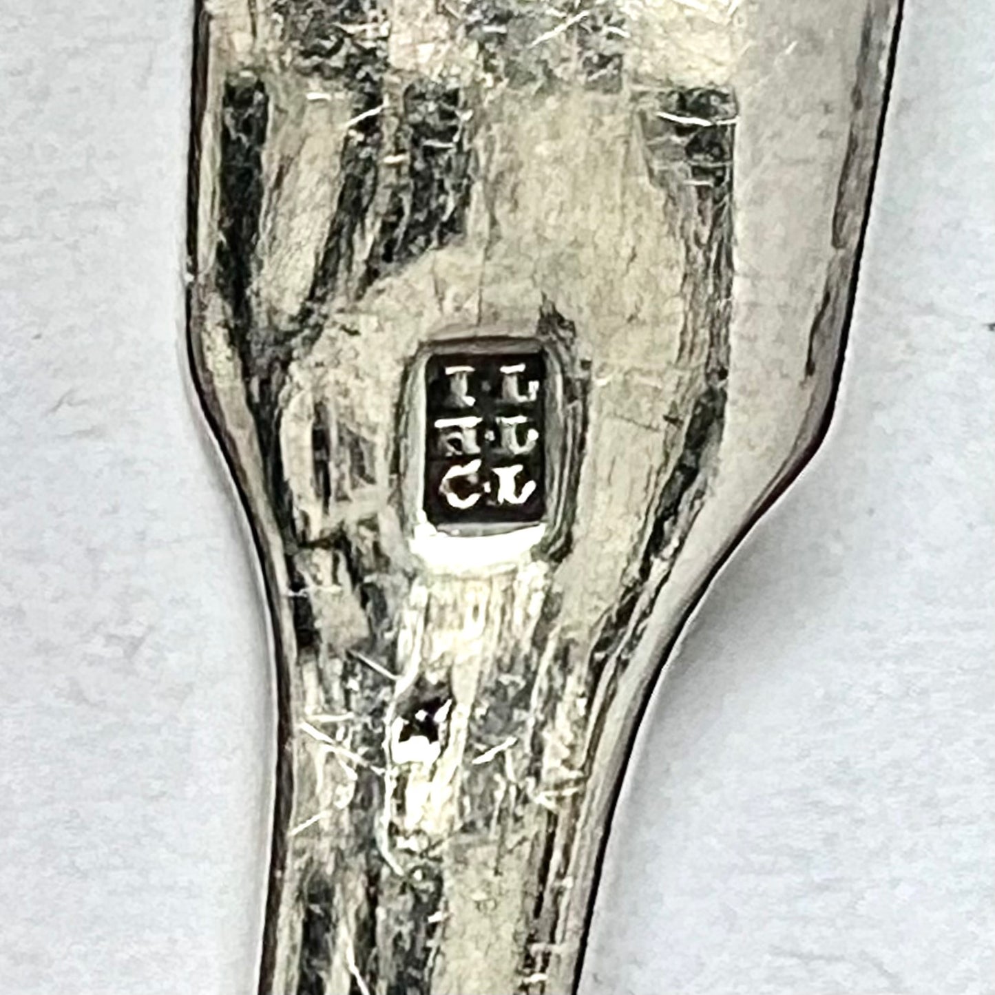 一对古董威廉四世纯银糖夹,带有约翰、亨利和查尔斯·莱亚斯的标记,伦敦 1830 年