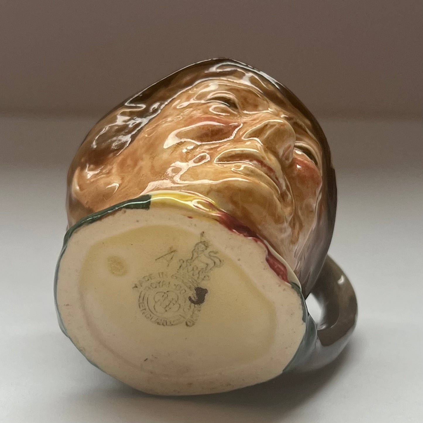 复古皇家道尔顿“Paddy”托比酒壶,最初由 Harry Fenton 设计,约 1939 - 1955 年