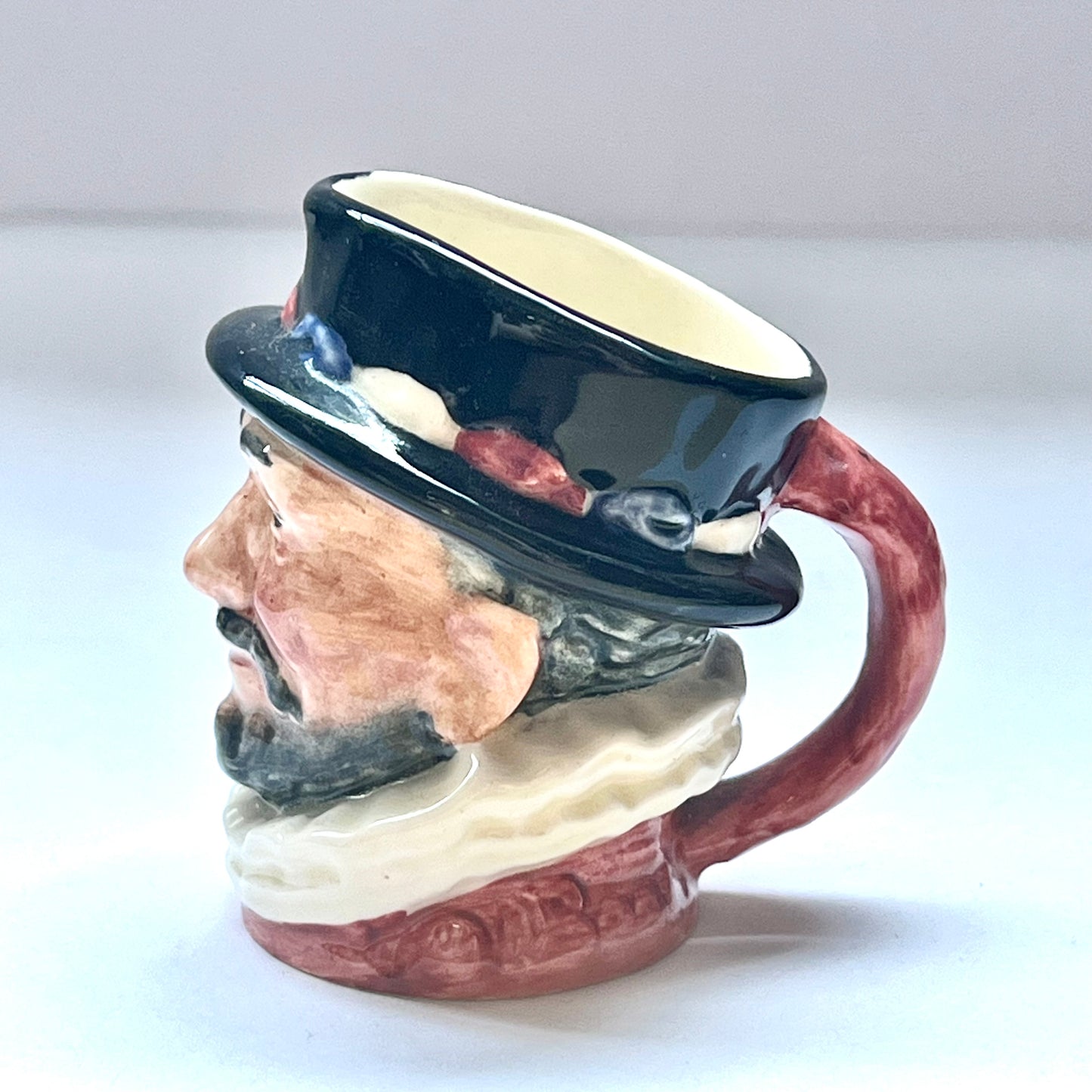 Royal Doulton Beefeater 小号托比酒壶,由 Harry Fenton 于 20 世纪 50 年代左右设计