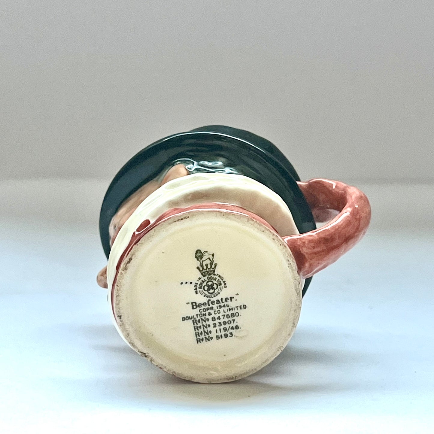 Royal Doulton Beefeater 小号托比酒壶,由 Harry Fenton 于 20 世纪 50 年代左右设计