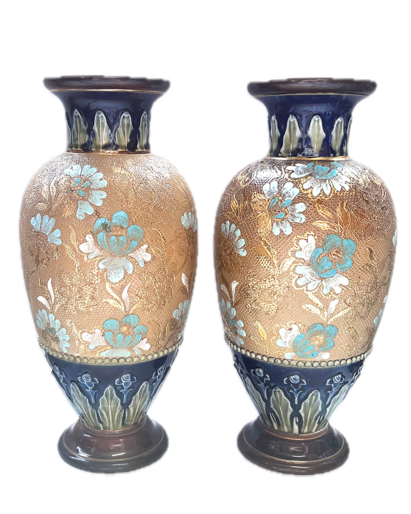 几乎完全相同的 20 世纪早期 Doulton Lambeth Slater 工作室陶器花瓶,由 LF Bowen 女士和 Florrie Jonas 装饰