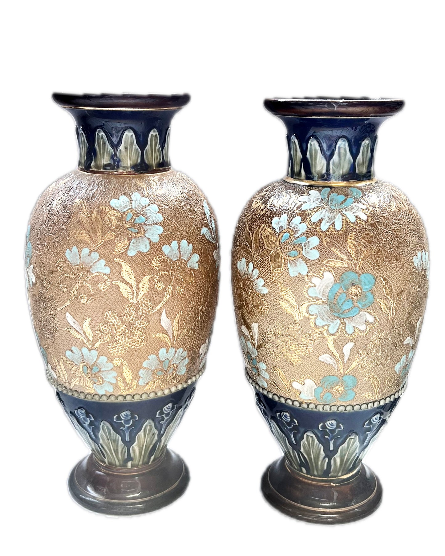 几乎完全相同的 20 世纪早期 Doulton Lambeth Slater 工作室陶器花瓶,由 LF Bowen 女士和 Florrie Jonas 装饰