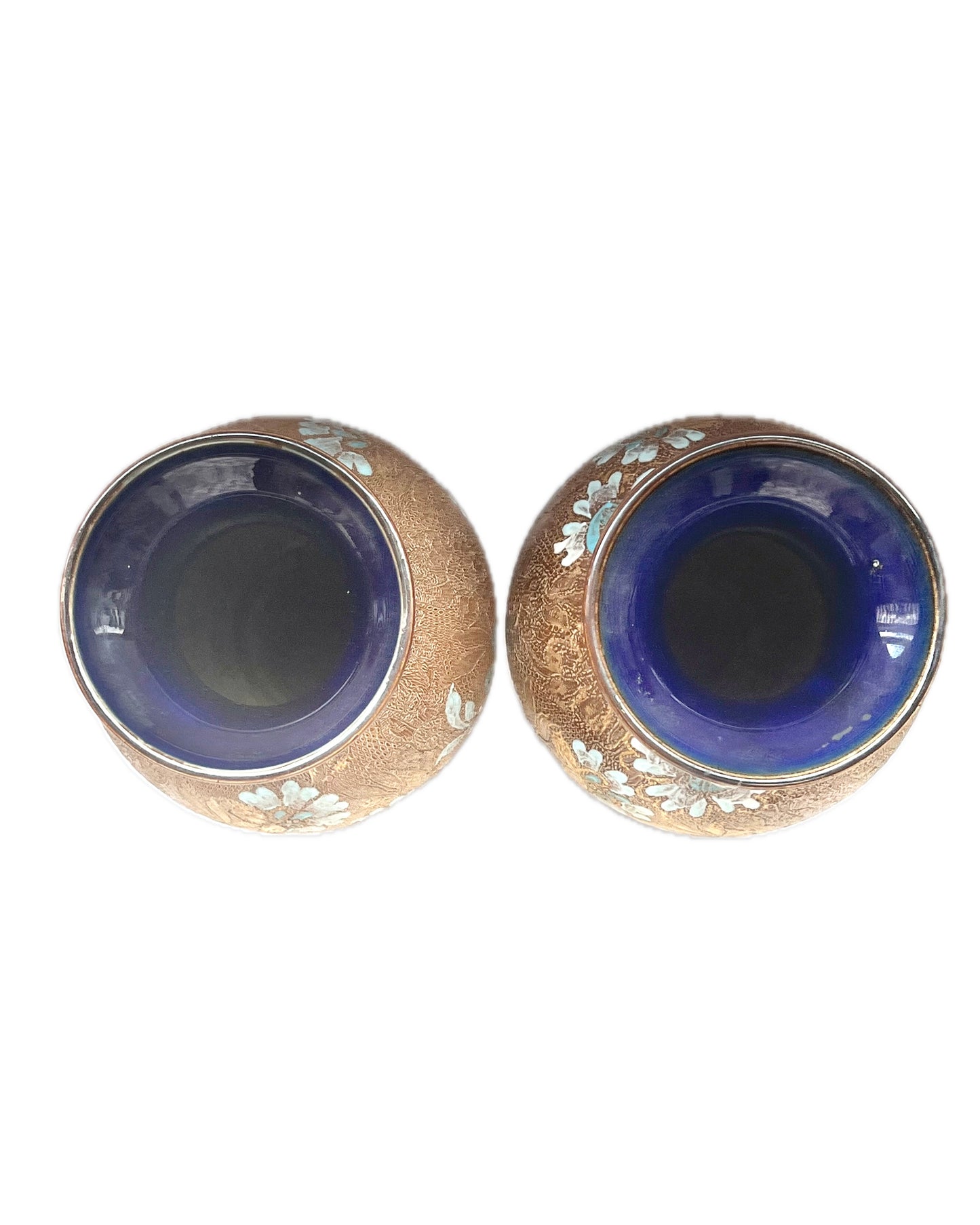 几乎完全相同的 20 世纪早期 Doulton Lambeth Slater 工作室陶器花瓶,由 LF Bowen 女士和 Florrie Jonas 装饰
