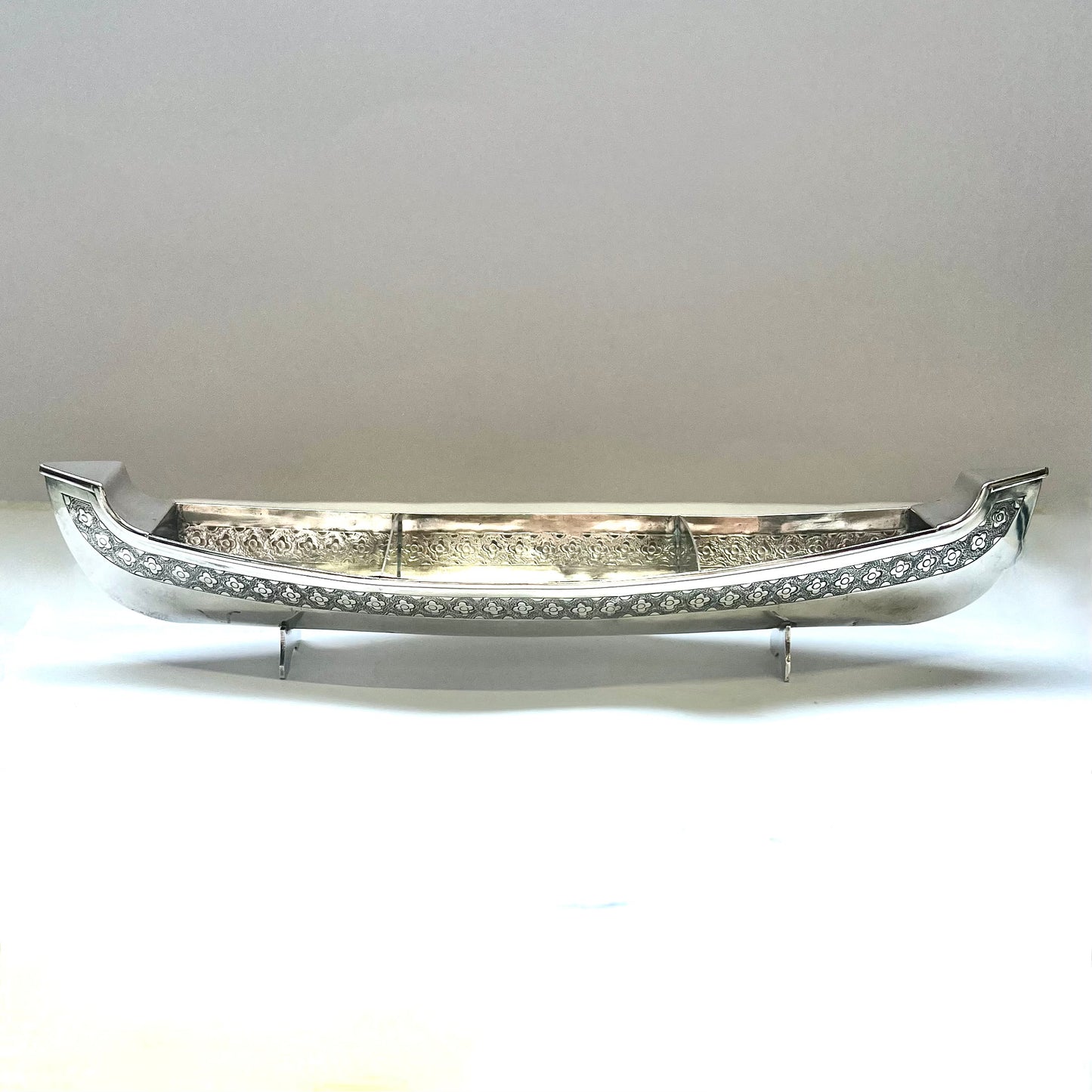 Plato de presentación vintage en forma de barco de plata de Brunei del siglo XX, con una pureza de plata entre 0,800 y 0,900.