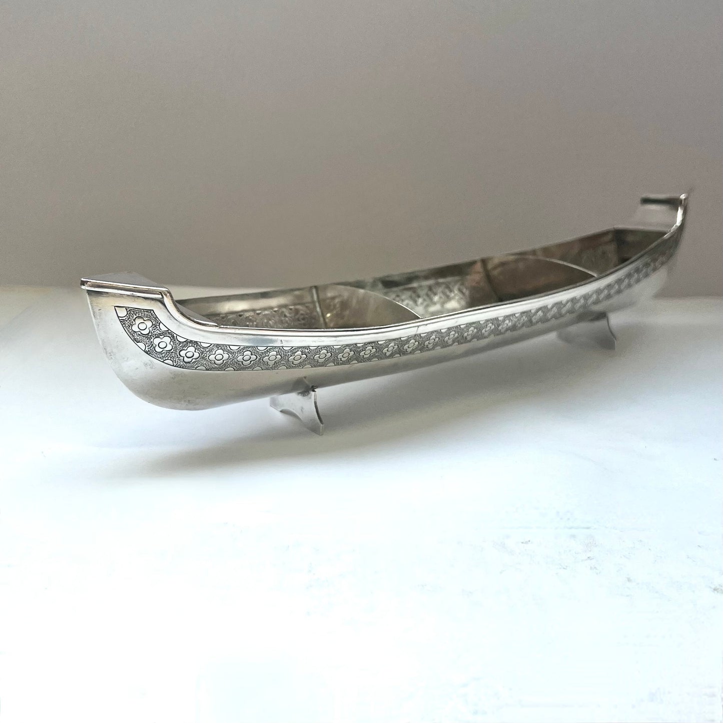 Plato de presentación vintage en forma de barco de plata de Brunei del siglo XX, con una pureza de plata entre 0,800 y 0,900.