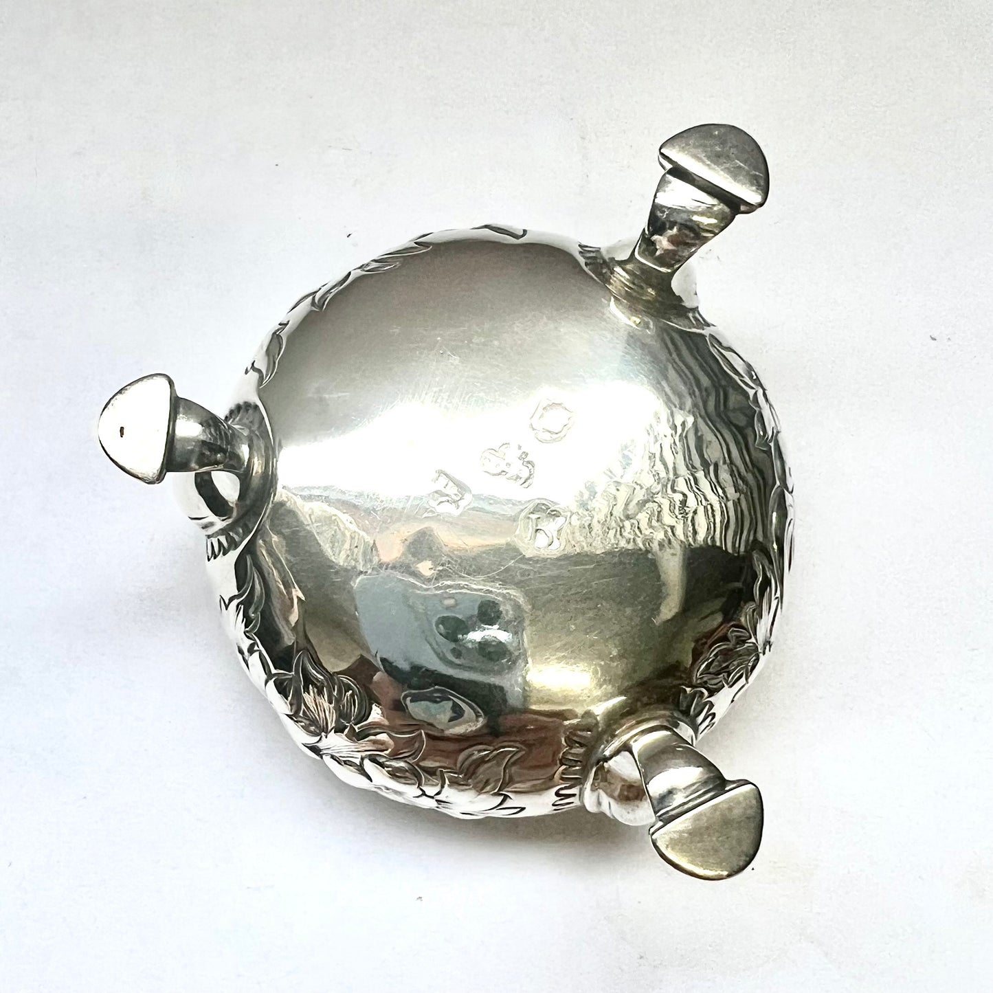 罕见的乔治二世纯银盐瓶,带有伦敦标记,1751 年,大卫·亨内尔一世 (David Hennell I)。