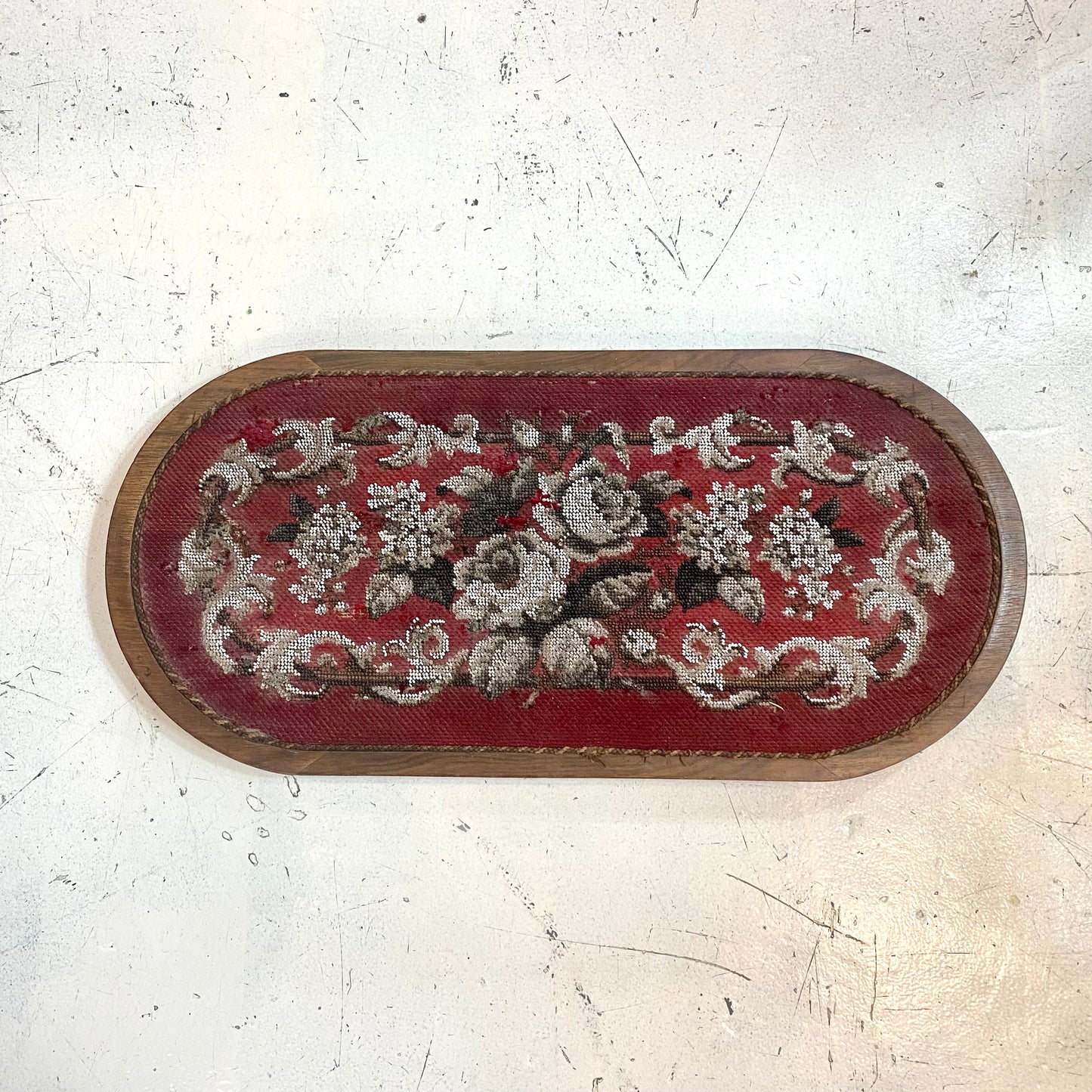 Reposapiés antiguo con cuentas y rosas rojas y grises, inglés, taburete para arrodillarse, victoriano, circa 1860