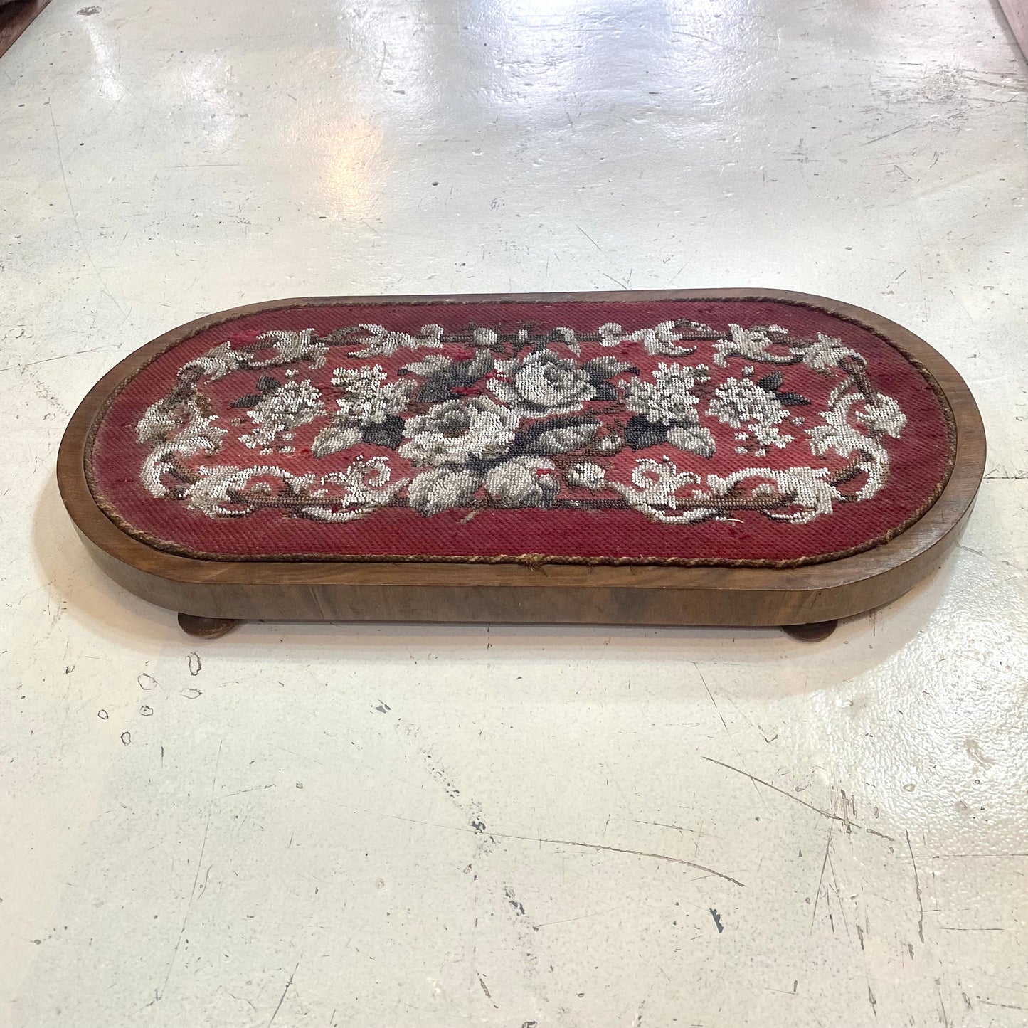 Reposapiés antiguo con cuentas y rosas rojas y grises, inglés, taburete para arrodillarse, victoriano, circa 1860