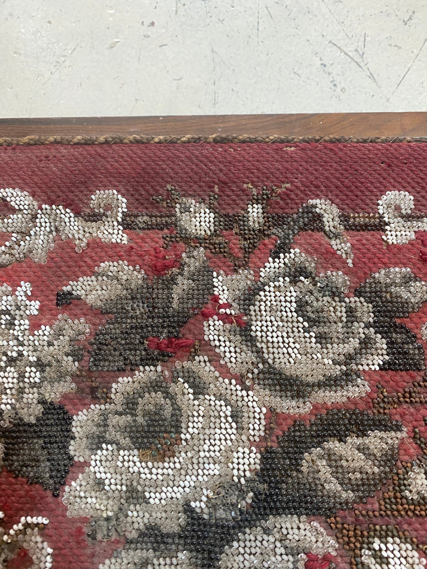 Reposapiés antiguo con cuentas y rosas rojas y grises, inglés, taburete para arrodillarse, victoriano, circa 1860