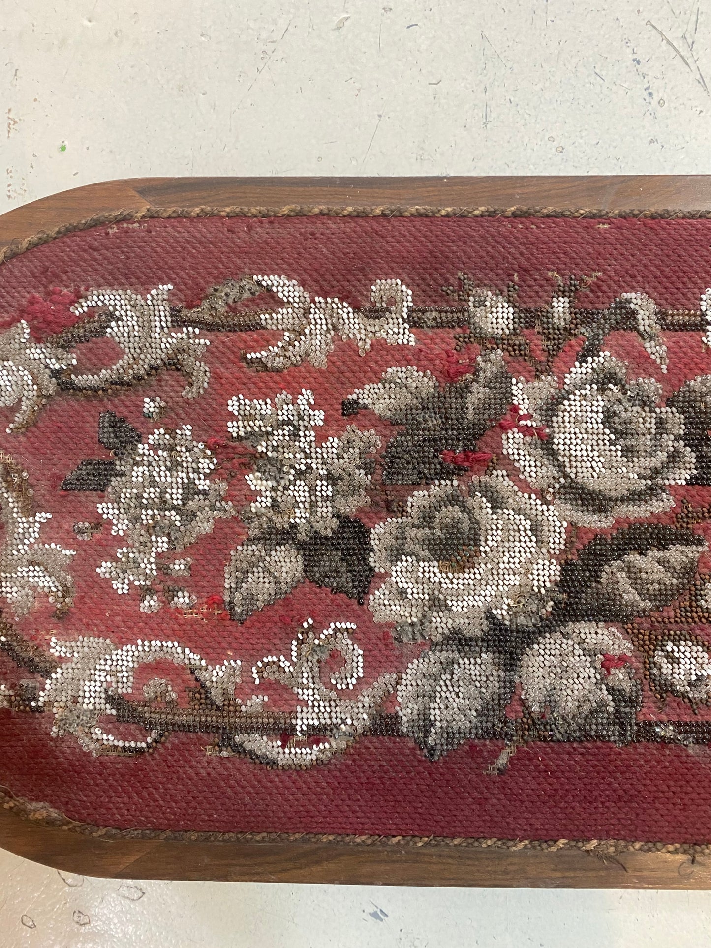 Reposapiés antiguo con cuentas y rosas rojas y grises, inglés, taburete para arrodillarse, victoriano, circa 1860