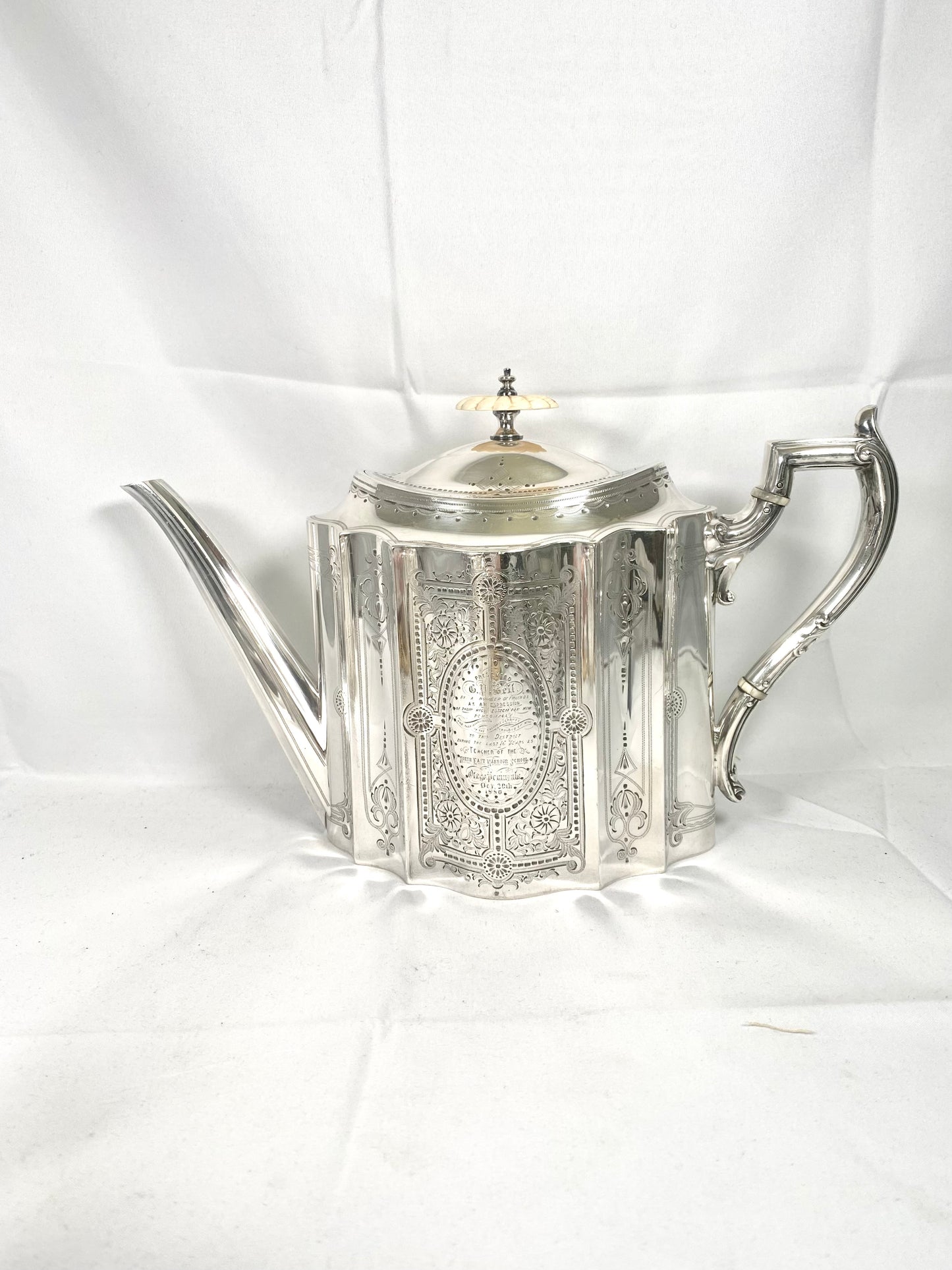 Juego de té victoriano de plata de ley y marfil. James Dixon & Sons, Sheffield, 1878.