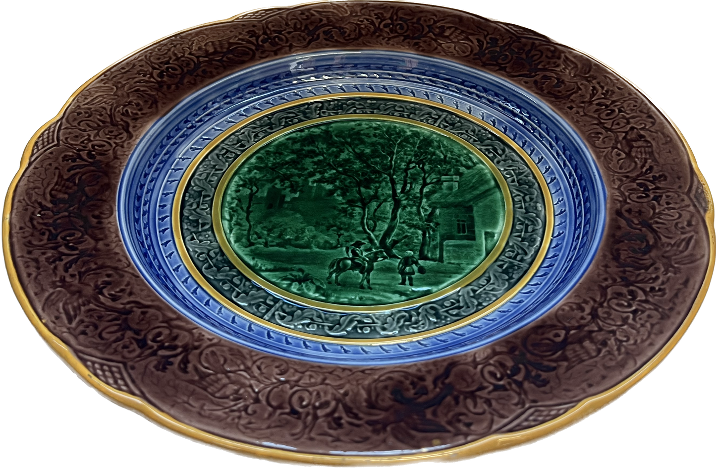 Antiguo plato victoriano de mayólica verde y marrón de Wedgwood con escena de casa de campo, de mediados a finales del siglo XIX.