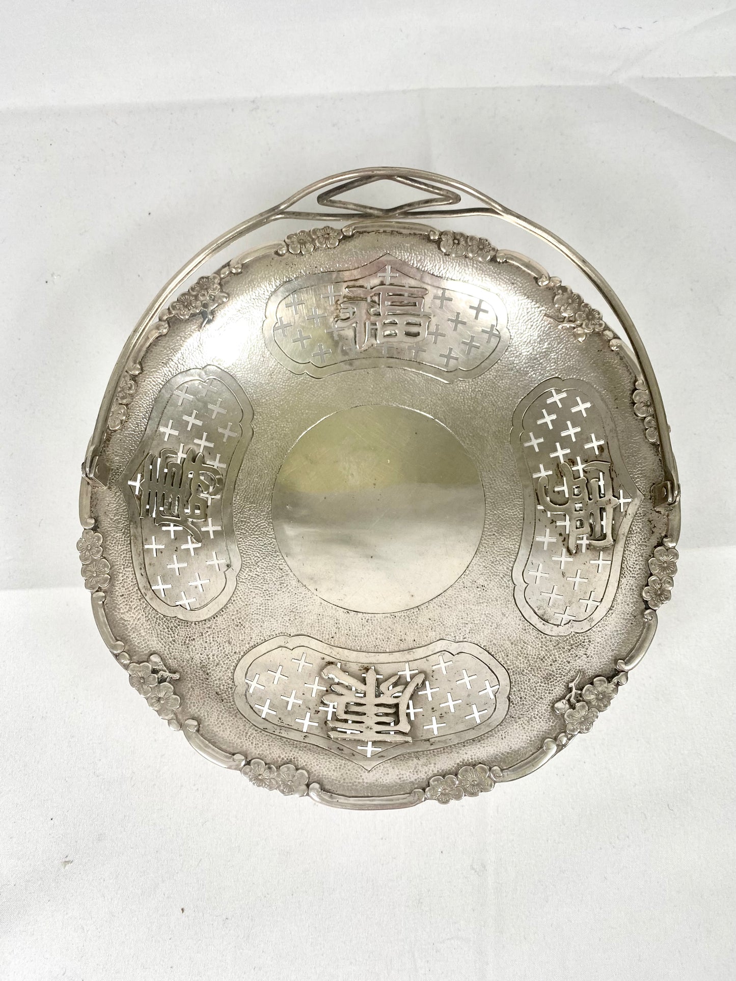 Antigua cesta de plata de exportación china de Hong Kong con asa colgante y motivos auspiciosos perforados