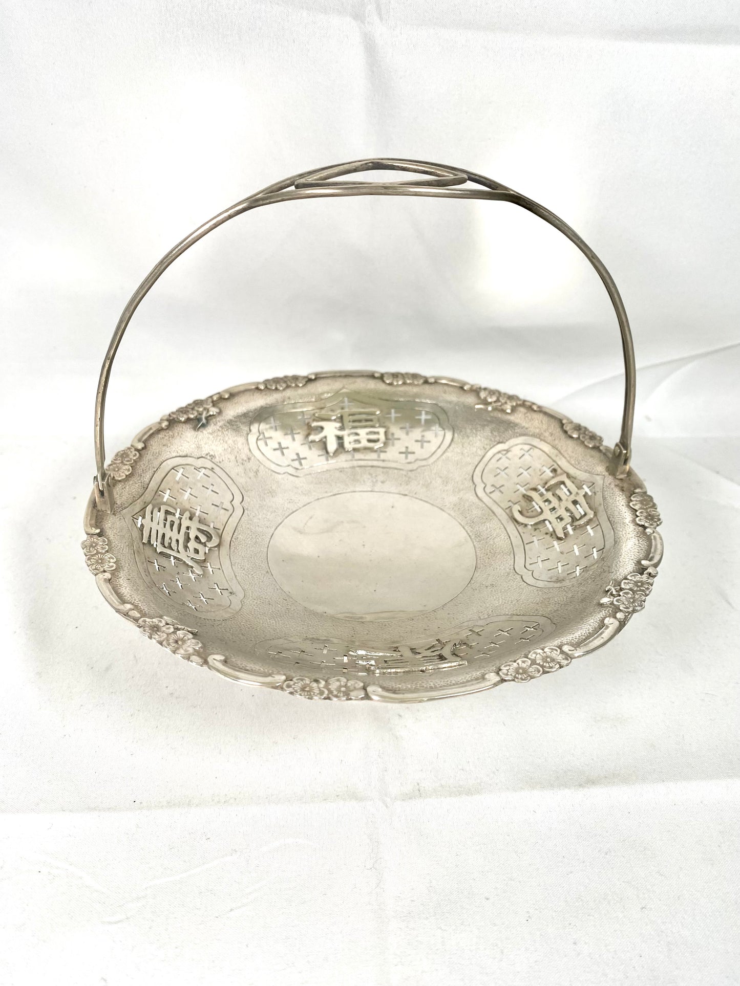 Antigua cesta de plata de exportación china de Hong Kong con asa colgante y motivos auspiciosos perforados