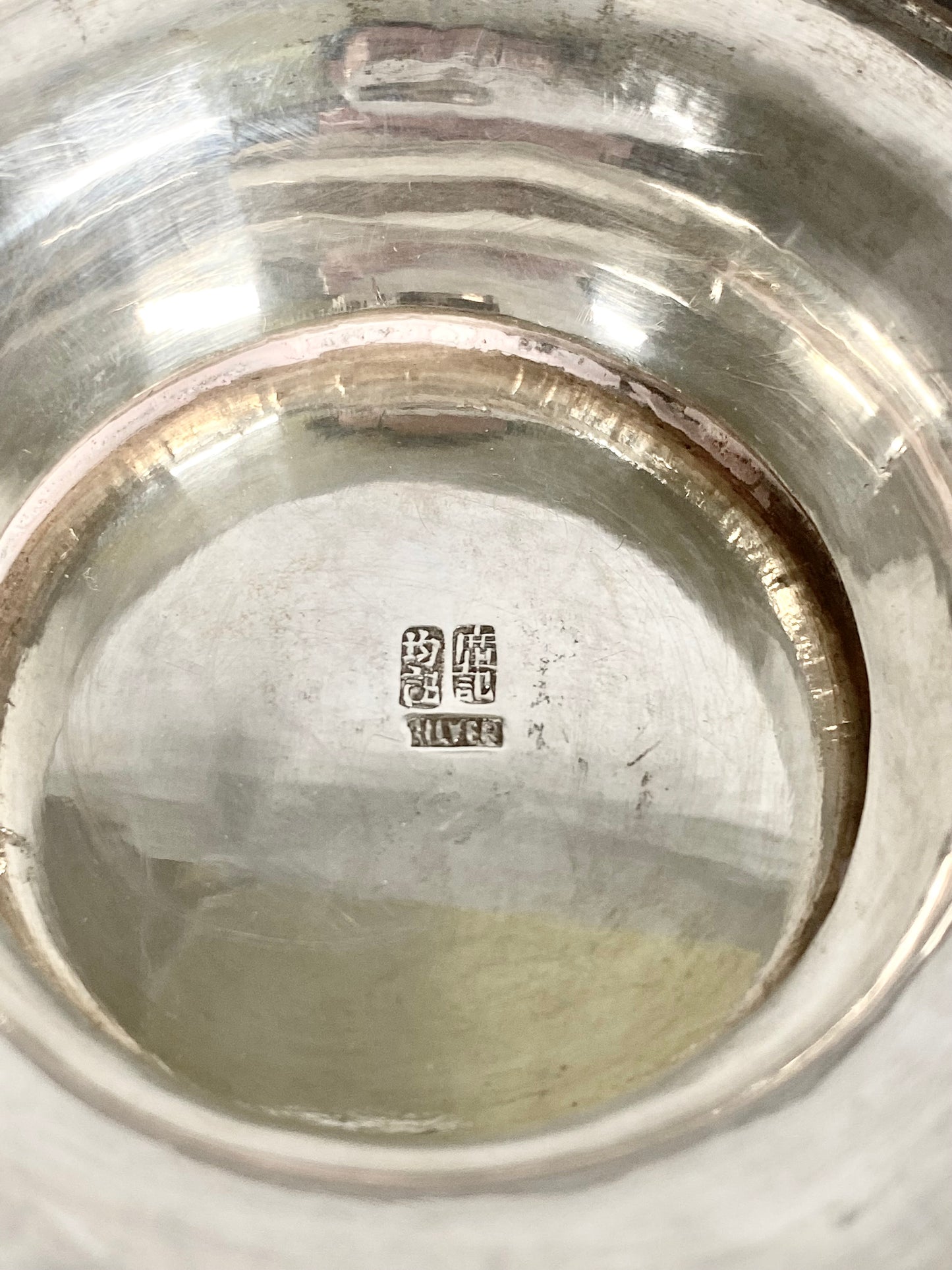 Antigua cesta de plata de exportación china de Hong Kong con asa colgante y motivos auspiciosos perforados