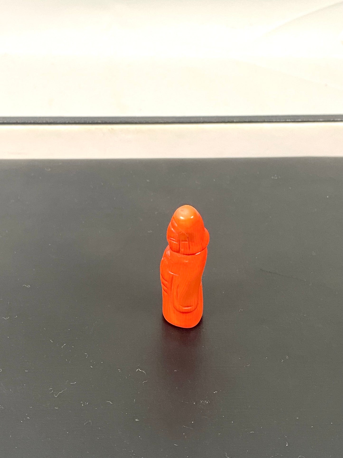 Figura en miniatura de Guanyin o Bodhisattva de coral tallada china de mediados de siglo