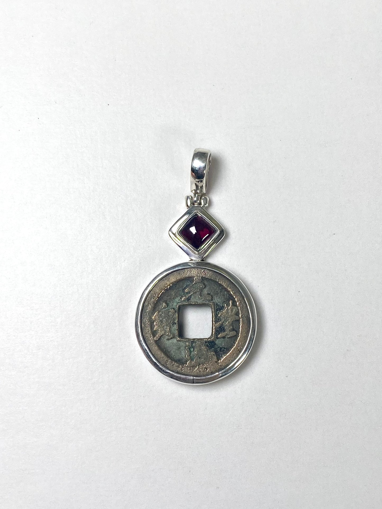 Colgante antiguo de moneda del reinado Song Shenzong del Norte (plata de ley con granate, circa 1078-1085)