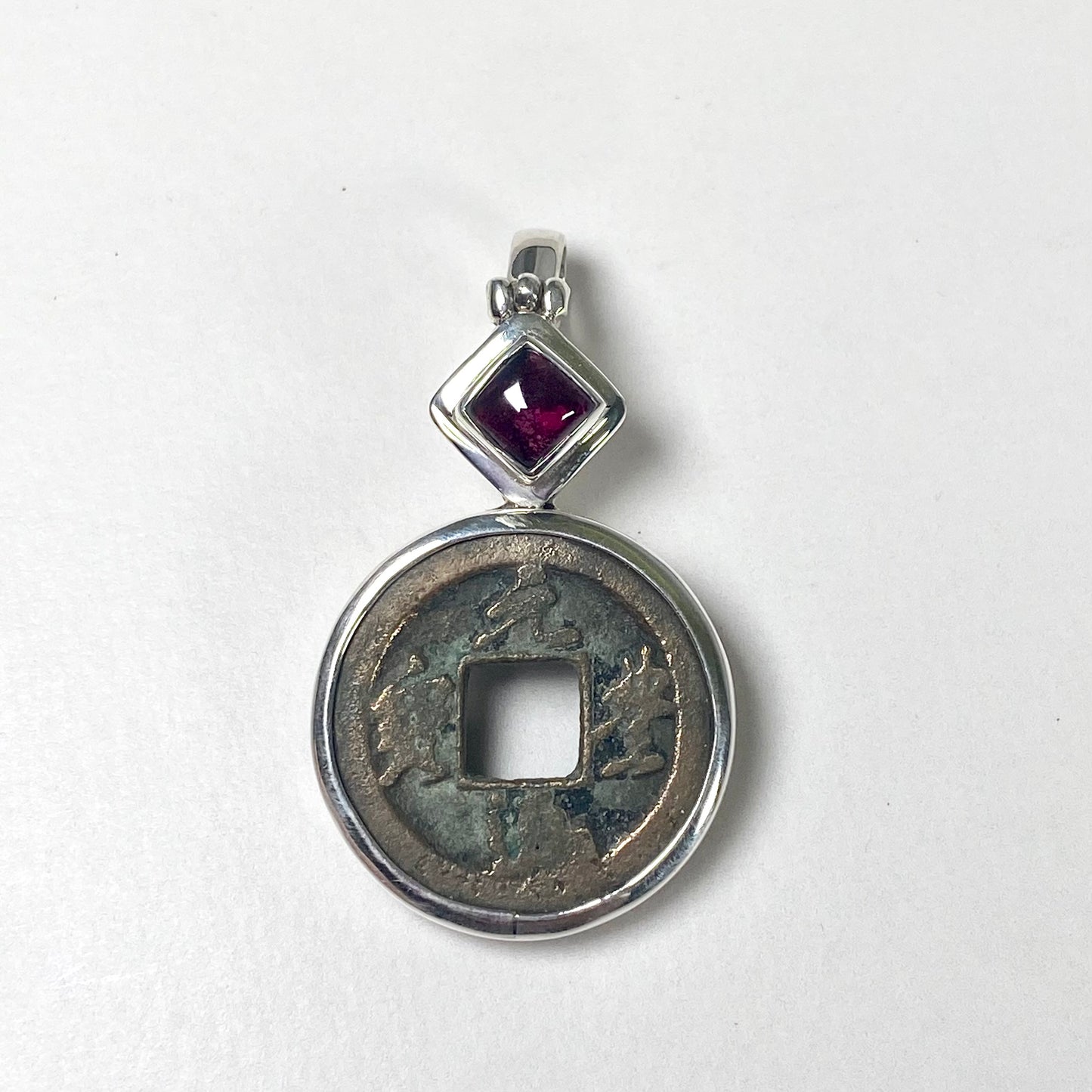 Colgante antiguo de moneda del reinado Song Shenzong del Norte (plata de ley con granate, circa 1078-1085)