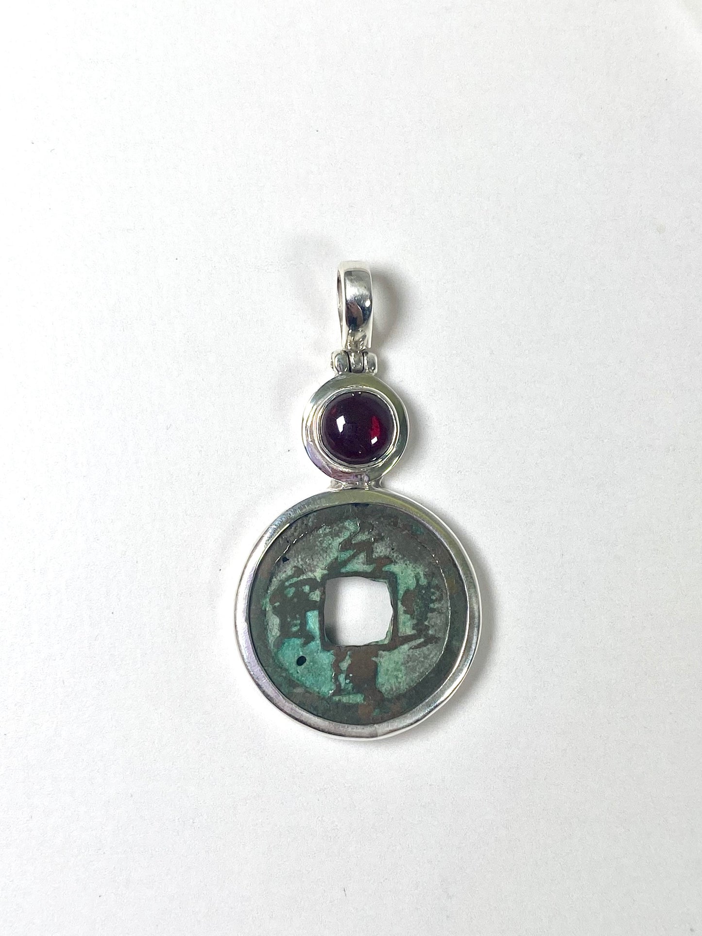 Colgante antiguo de moneda del reinado Song Shenzong del Norte (plata de ley con granate, circa 1078-1085)