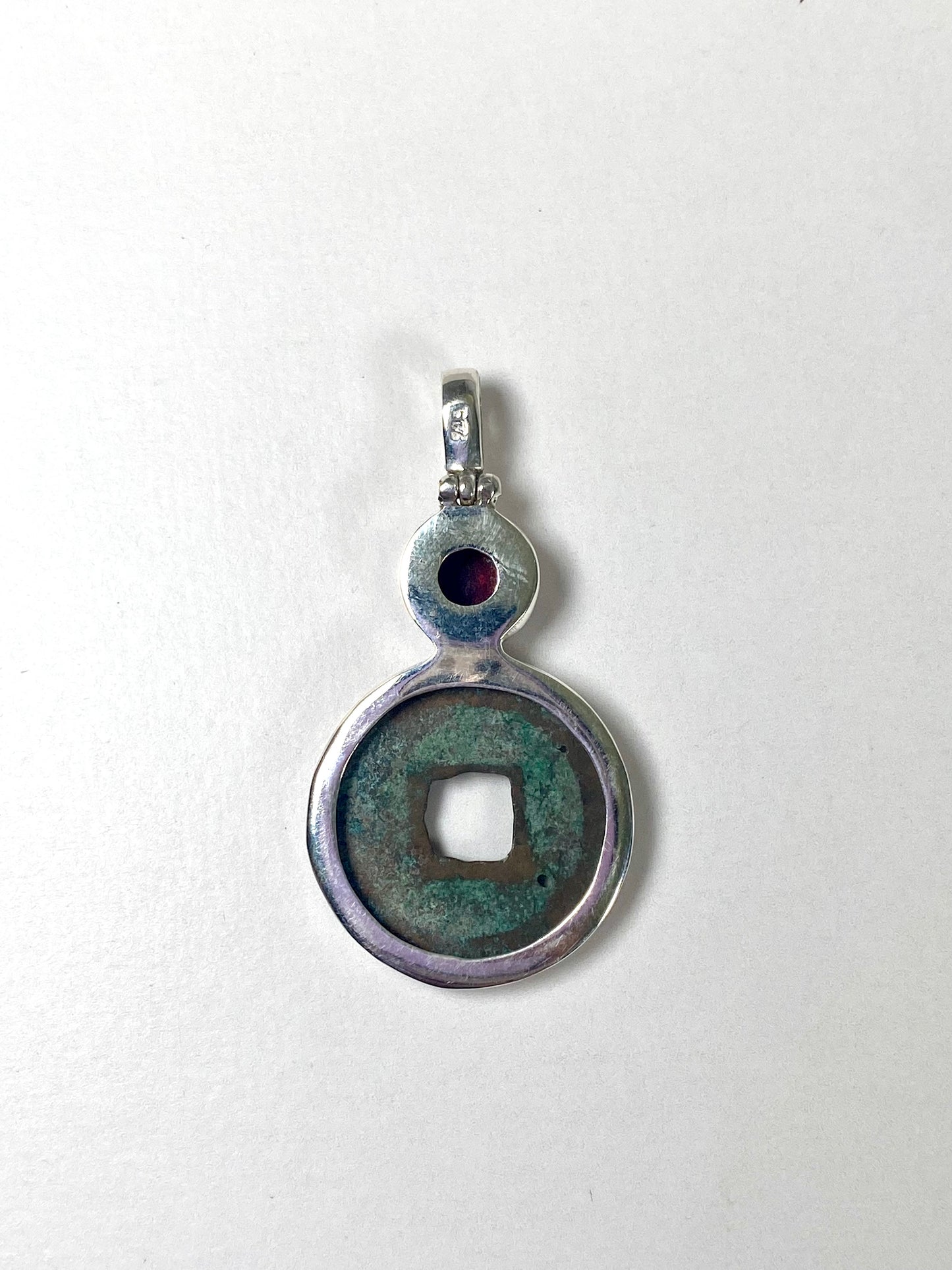 Colgante antiguo de moneda del reinado Song Shenzong del Norte (plata de ley con granate, circa 1078-1085)