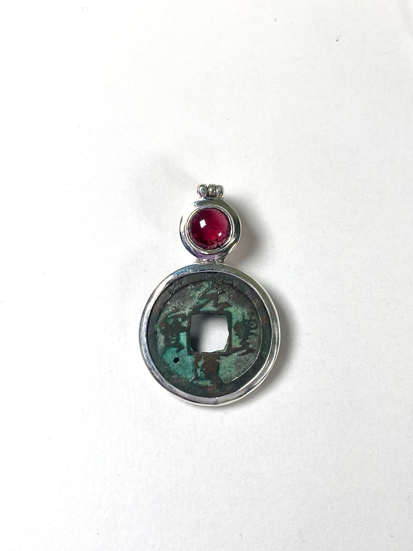 Colgante antiguo de moneda del reinado Song Shenzong del Norte (plata de ley con granate, circa 1078-1085)