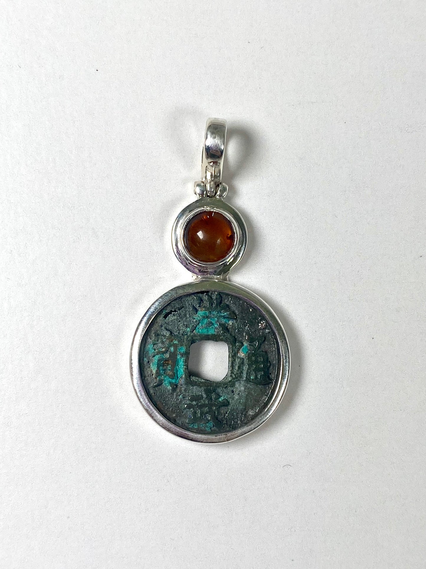 Colgante de moneda antigua de la dinastía Ming, reinado de Hong Wu (1402-1424), en plata de ley con ámbar.