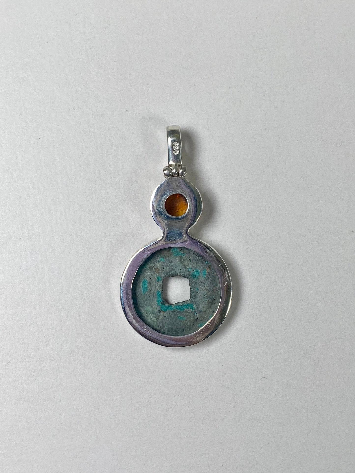 Colgante de moneda antigua de la dinastía Ming, reinado de Hong Wu (1402-1424), en plata de ley con ámbar.