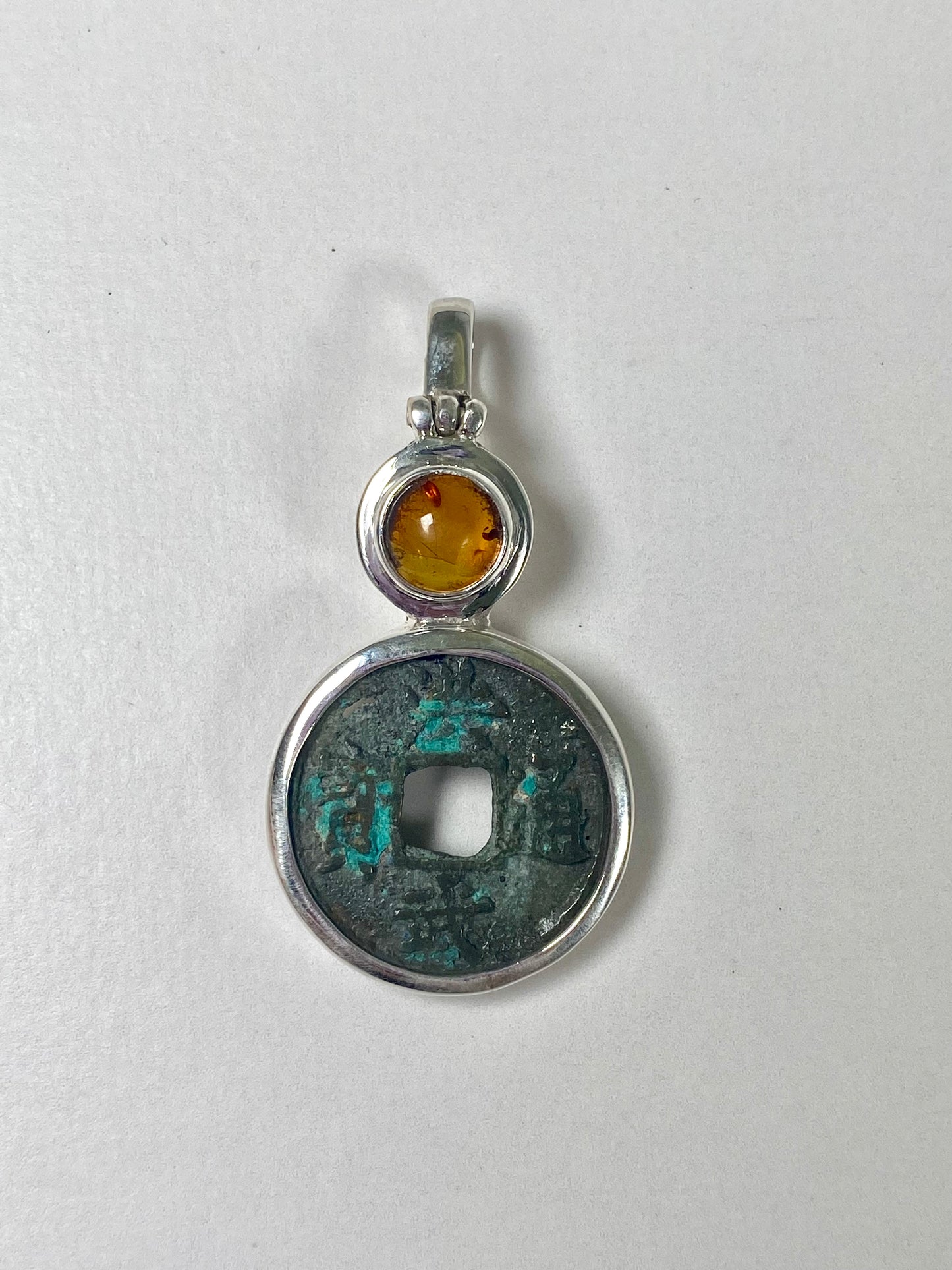Colgante de moneda antigua de la dinastía Ming, reinado de Hong Wu (1402-1424), en plata de ley con ámbar.