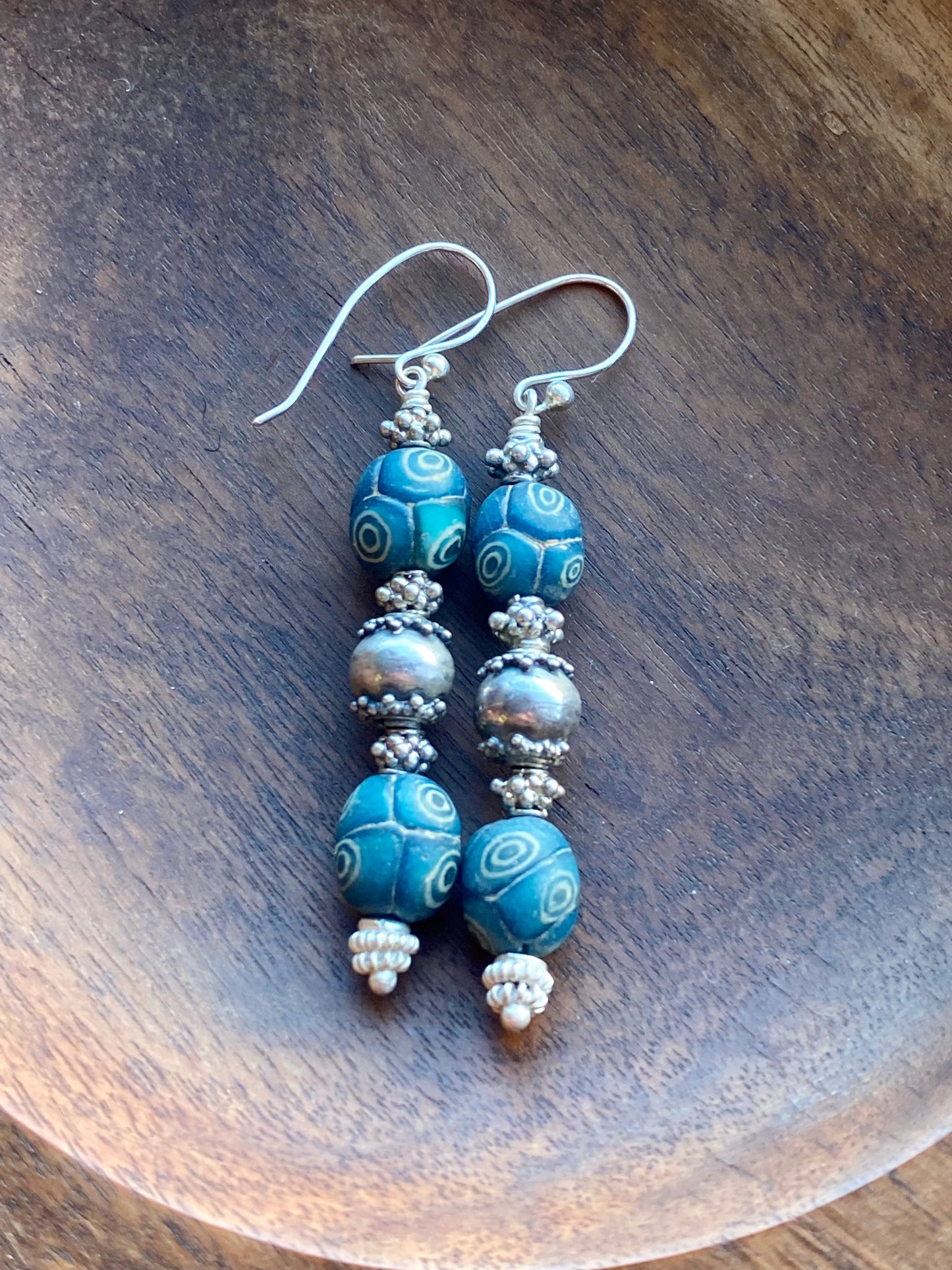 Cuentas comerciales javanesas antiguas: pendientes con cuentas de ojo de millefiori turquesa, circa 1000 años.