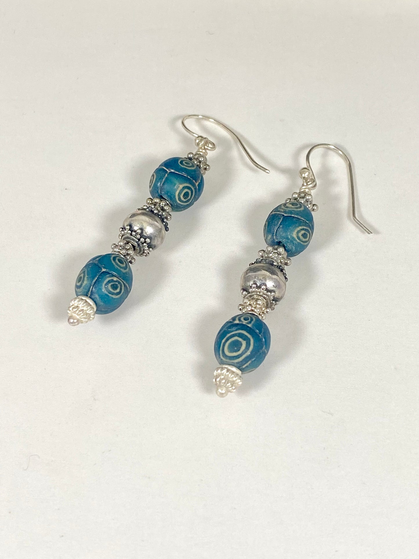 Cuentas comerciales javanesas antiguas: pendientes con cuentas de ojo de millefiori turquesa, circa 1000 años.